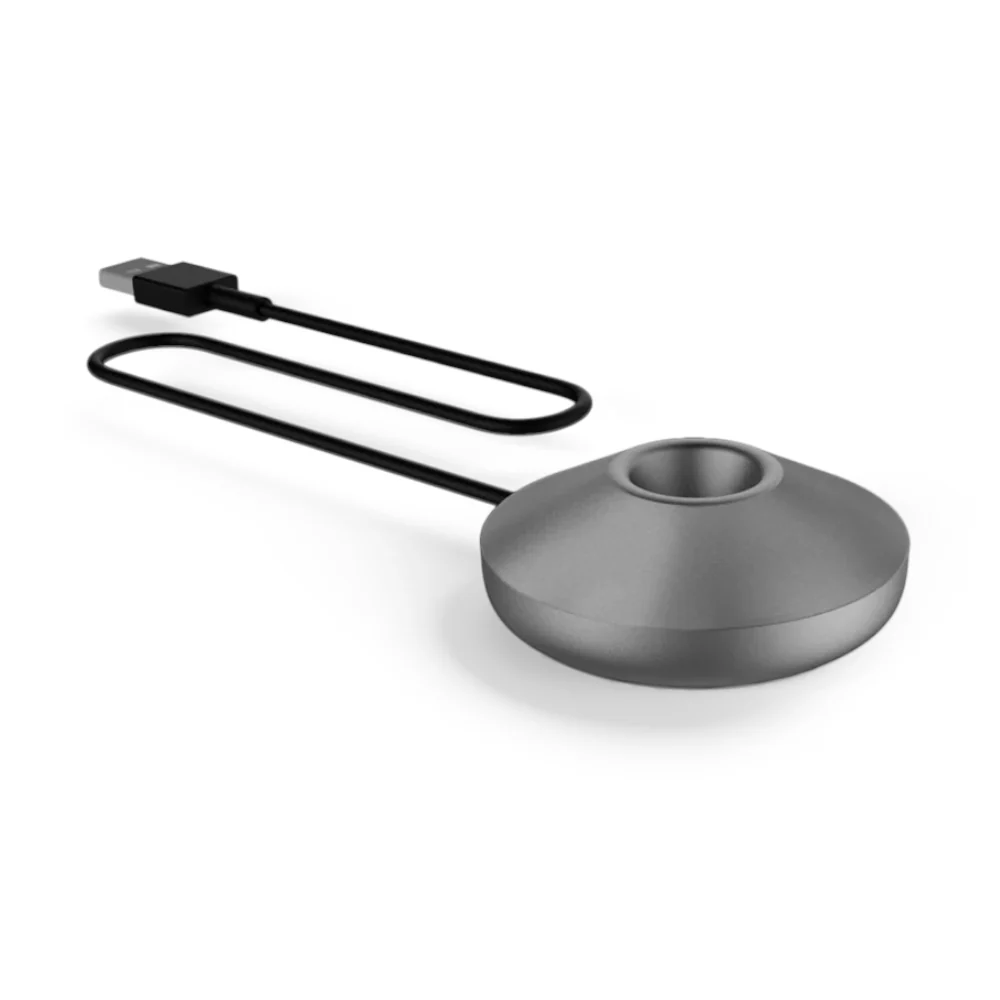 Egy szürke, fém készülék USB kábellel. A készülék kerek alappal rendelkezik, felül egy lyukkal.