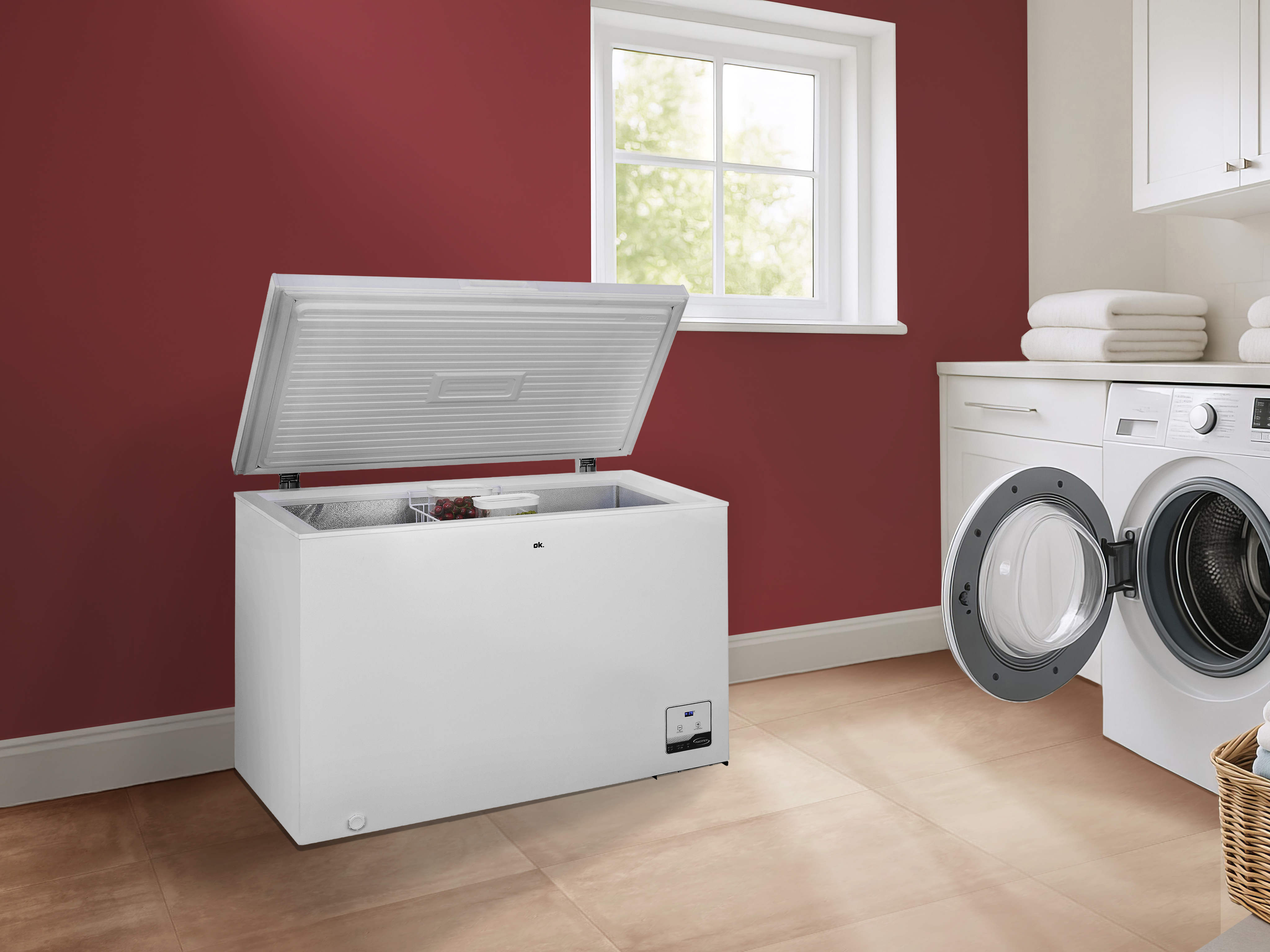 Eine weiße Truhe ist geöffnet und gibt den Inhalt frei. Eine Waschmaschine ist offen. Ein Fenster und eine rote Wand sind im Hintergrund.