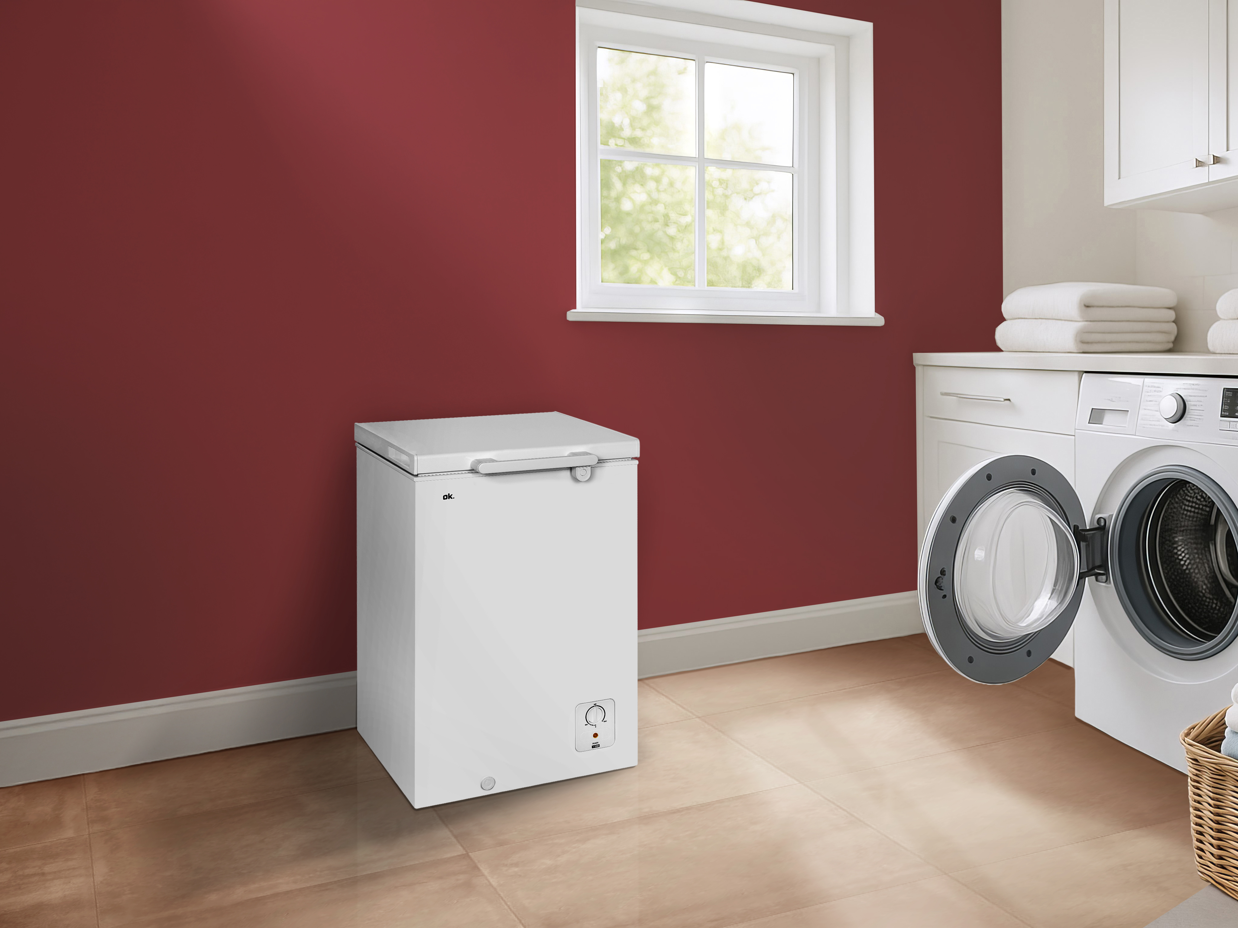 Ein weißer Gefrierschrank, eine rote Wand, ein Fenster und eine Waschmaschine befinden sich im Waschraum. Die Waschmaschinentür ist offen.