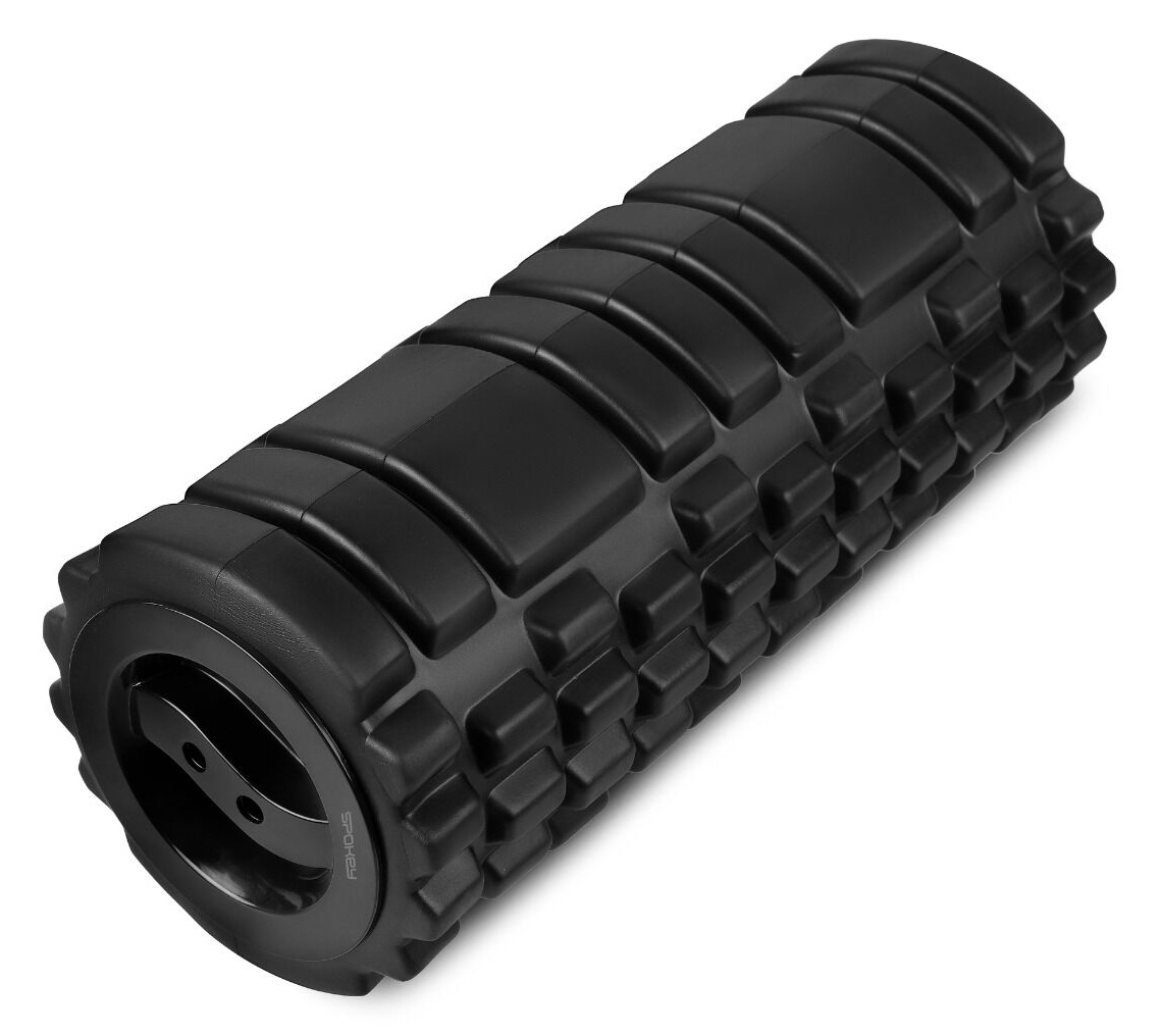 Czarny wałek piankowy do ćwiczeń, z teksturowaną powierzchnią. Wałek jest cylindryczny z zaokrąglonymi końcami, widoczna nazwa marki.