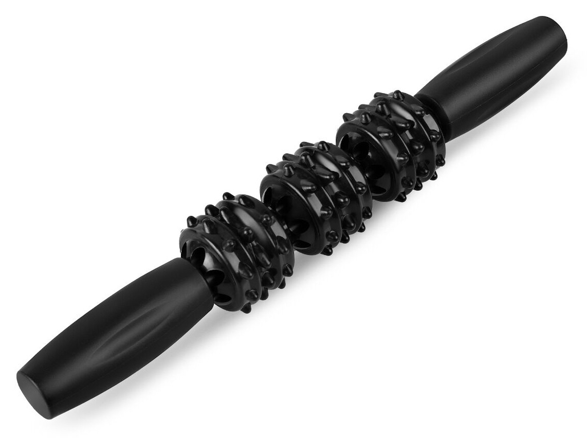Czarny wałek do masażu na białym tle. Ma uchwyt na każdym końcu i teksturowane rolki pośrodku.