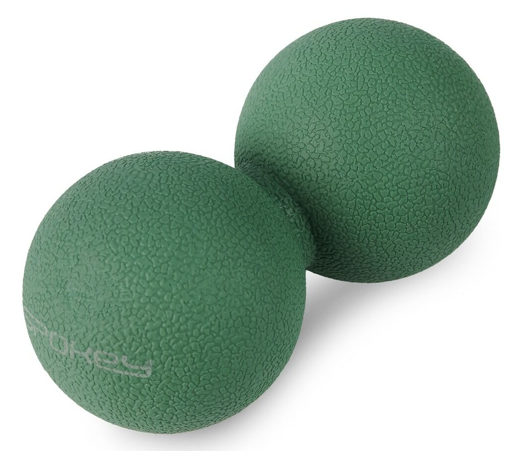Dwie zielone, teksturowane piłki do masażu połączone. Piłki leżą na białej powierzchni. Tekstura jest nierówna. Widoczne jest słowo 'Spokey'.