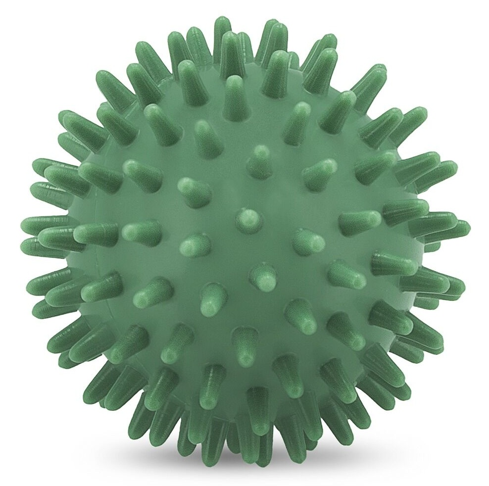 Zielona, kolczasta piłka do masażu. Jest okrągła z wieloma małymi, zaokrąglonymi kolcami pokrywającymi jej powierzchnię. Na białym tle.