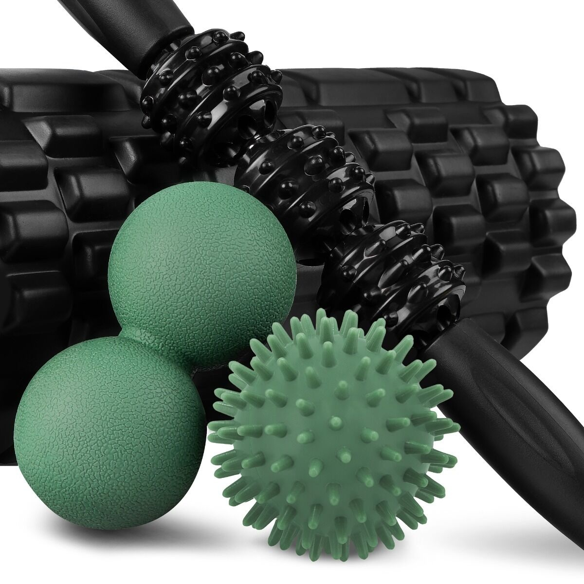 Czarny wałek piankowy, narzędzia do masażu i zielone piłeczki do masażu. Czarny i zielony dominują na zdjęciu, białe tło.