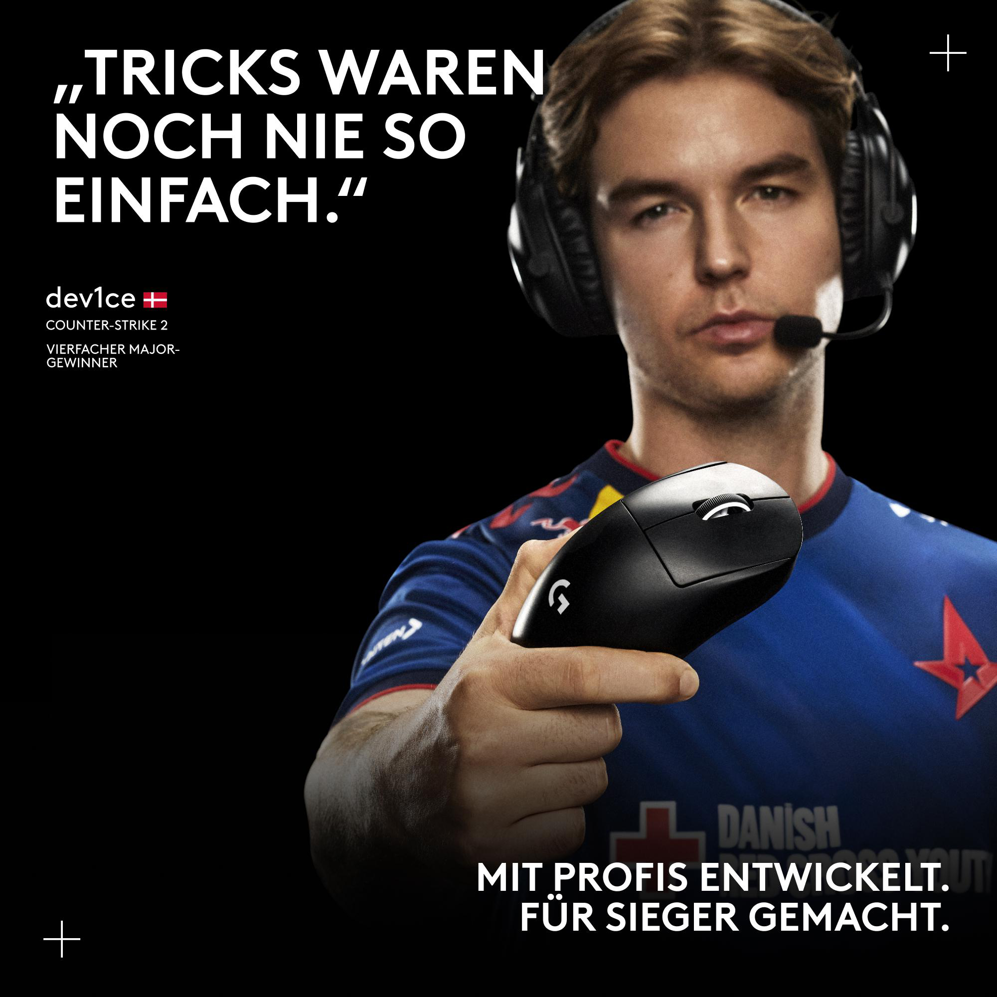 Ein Mann mit Headset hält eine schwarze Maus. Text: 'Tricks waren noch nie so einfach'.