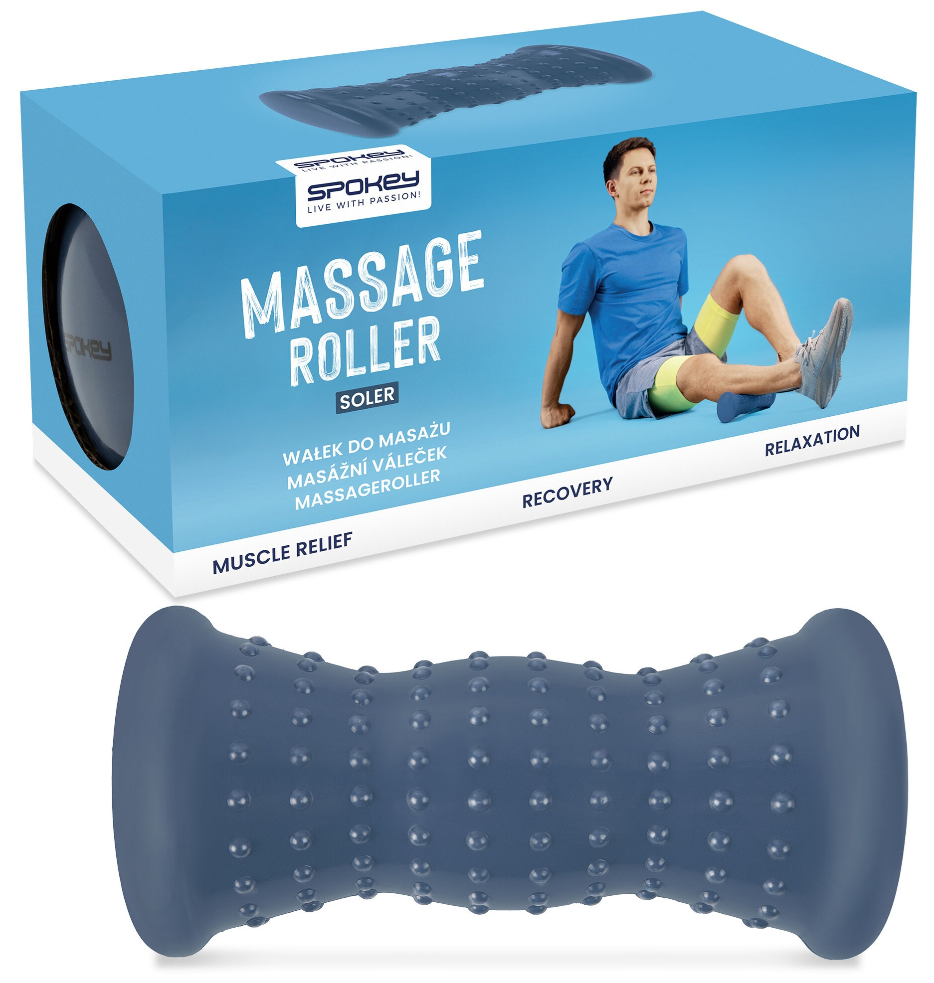 Obraz przedstawia wałek do masażu z mężczyzną demonstrującym jego użycie. Pudełko i wałek są niebieskie.