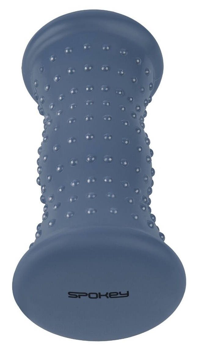 Niebieski masażer do stóp z wypustkami. Ma logo Spokey.