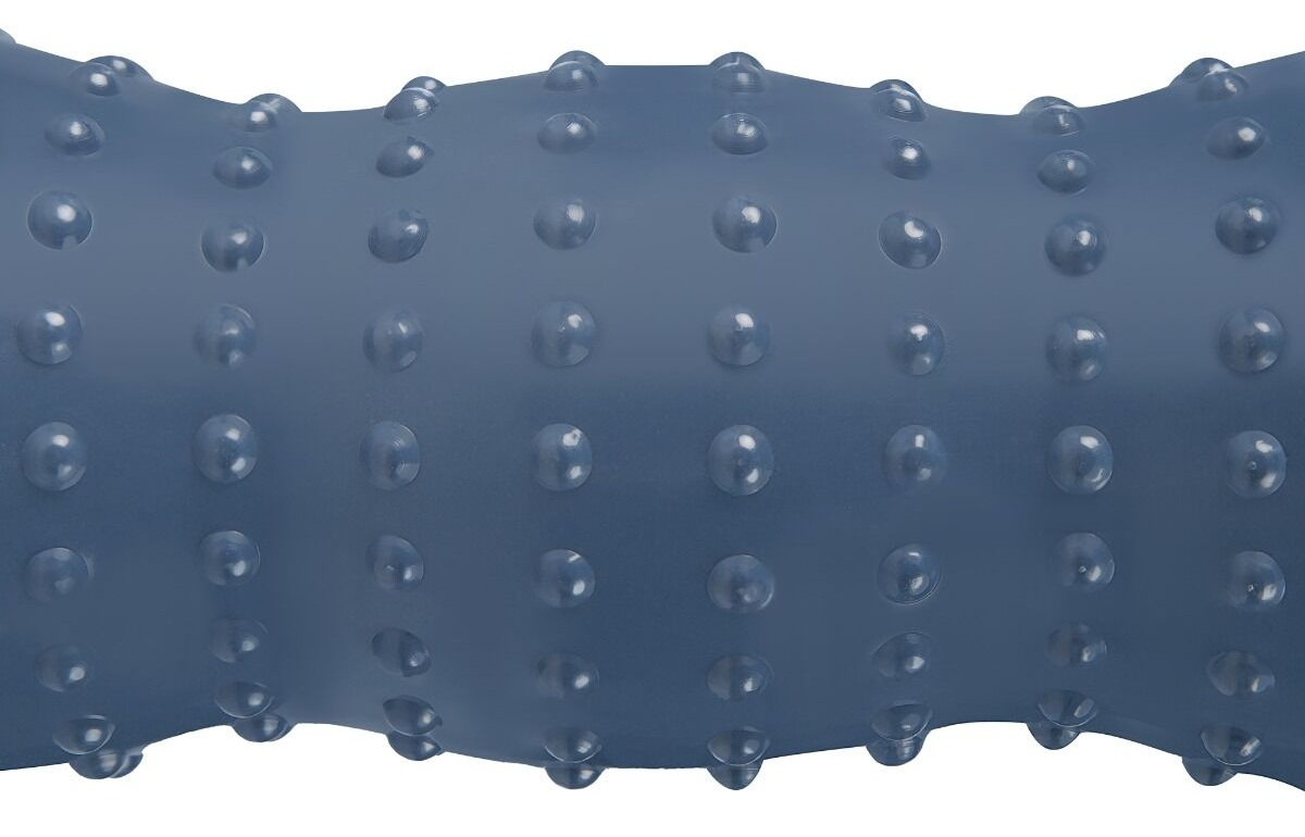 Zbliżenie niebieskiego wałka do masażu z zaokrąglonymi wypukłościami. Wałek jest cylindryczny z teksturowaną powierzchnią.