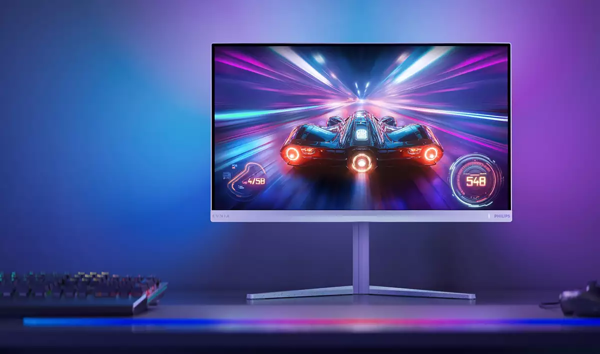 Monitor zeigt Rennspiel mit Auto. Tastatur und Gamepad liegen auf dem Schreibtisch.