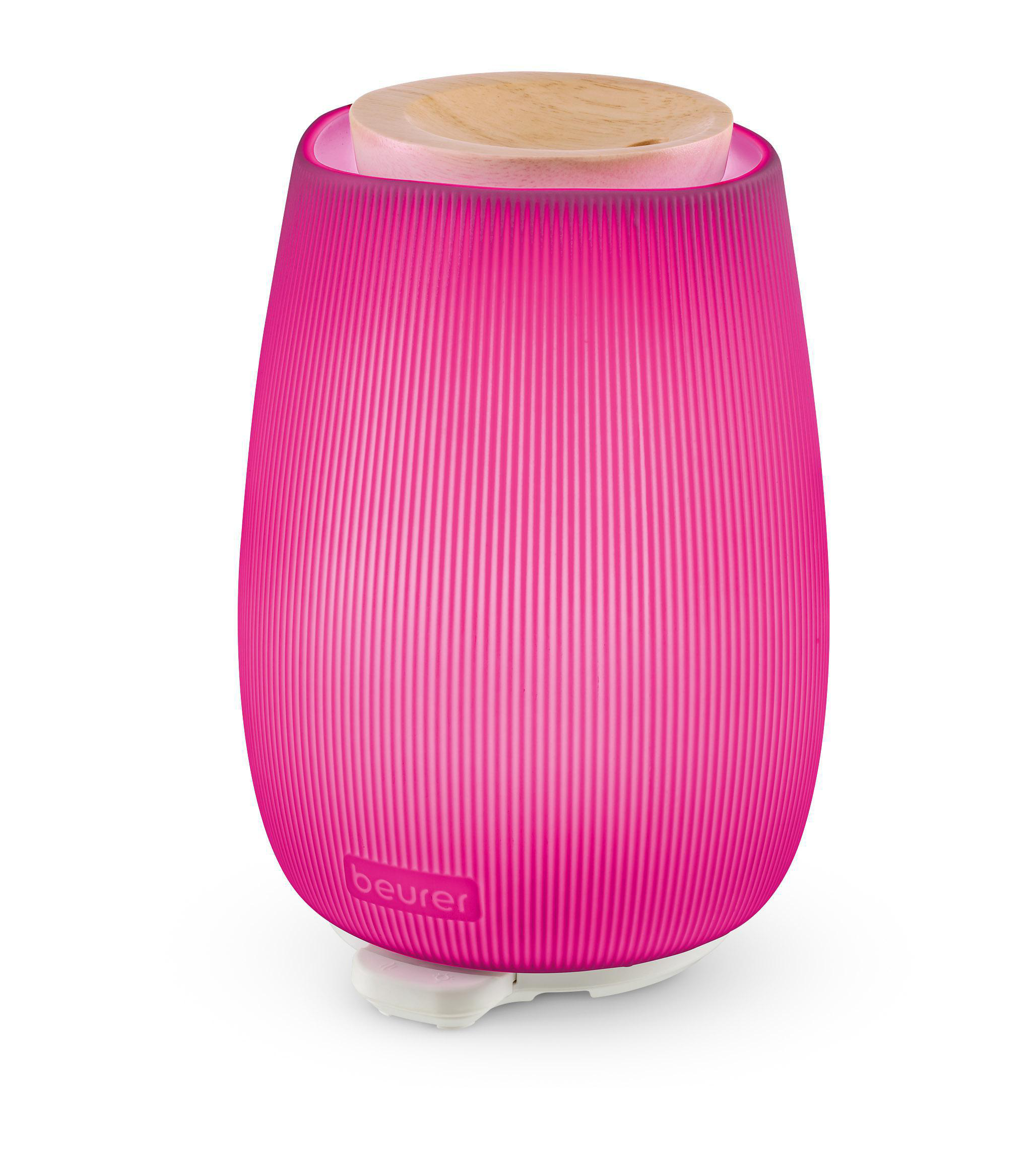 Ein rosa, geriffelter Diffusor mit Holzdeckel steht auf einem weißen Sockel. Der Markenname 'beurer' ist sichtbar.