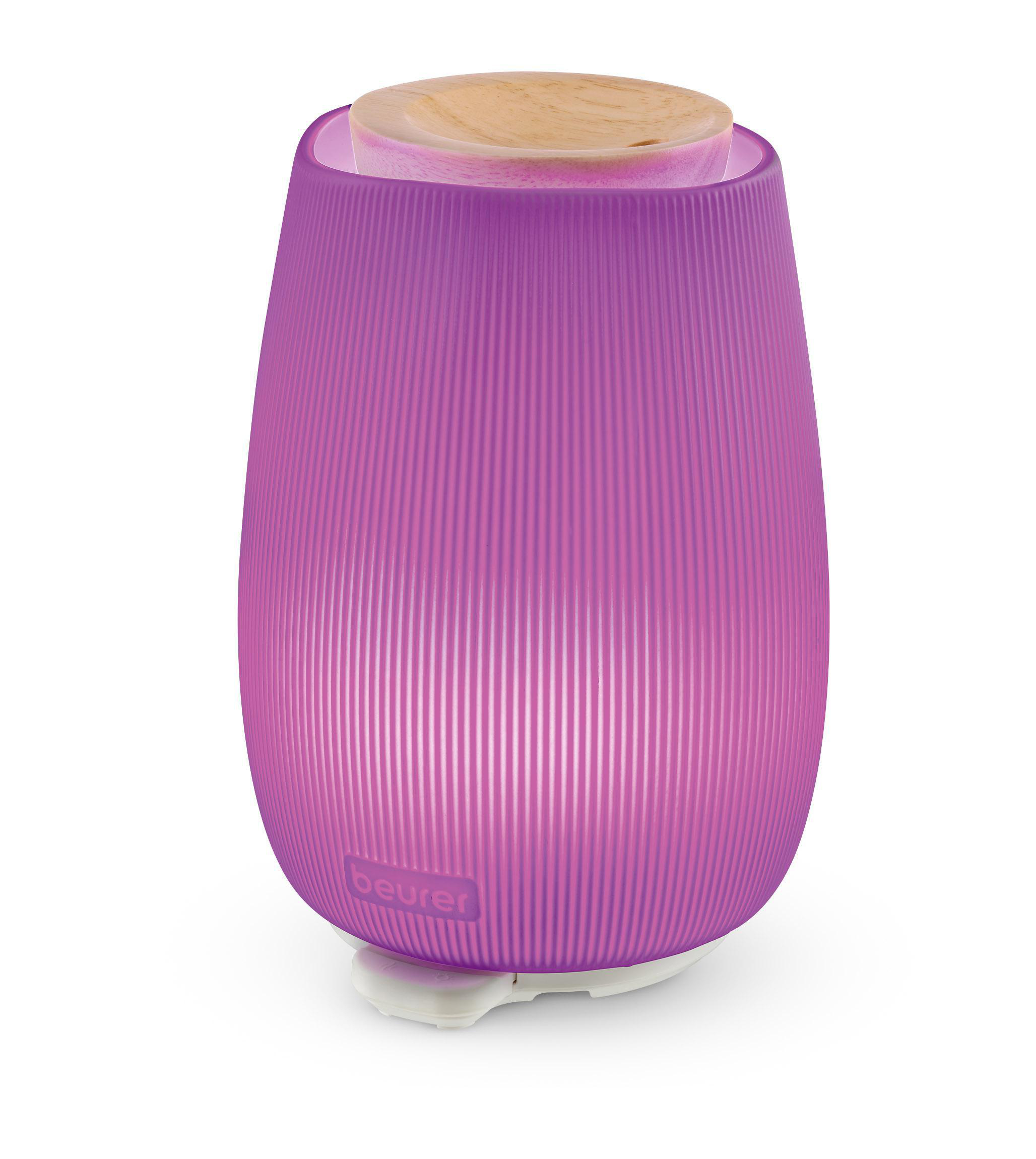 Ein lila Aroma-Diffusor mit Holzaufsatz. Er hat vertikale Linien und eine weiße Basis. Der Markenname 'beurer' ist sichtbar.