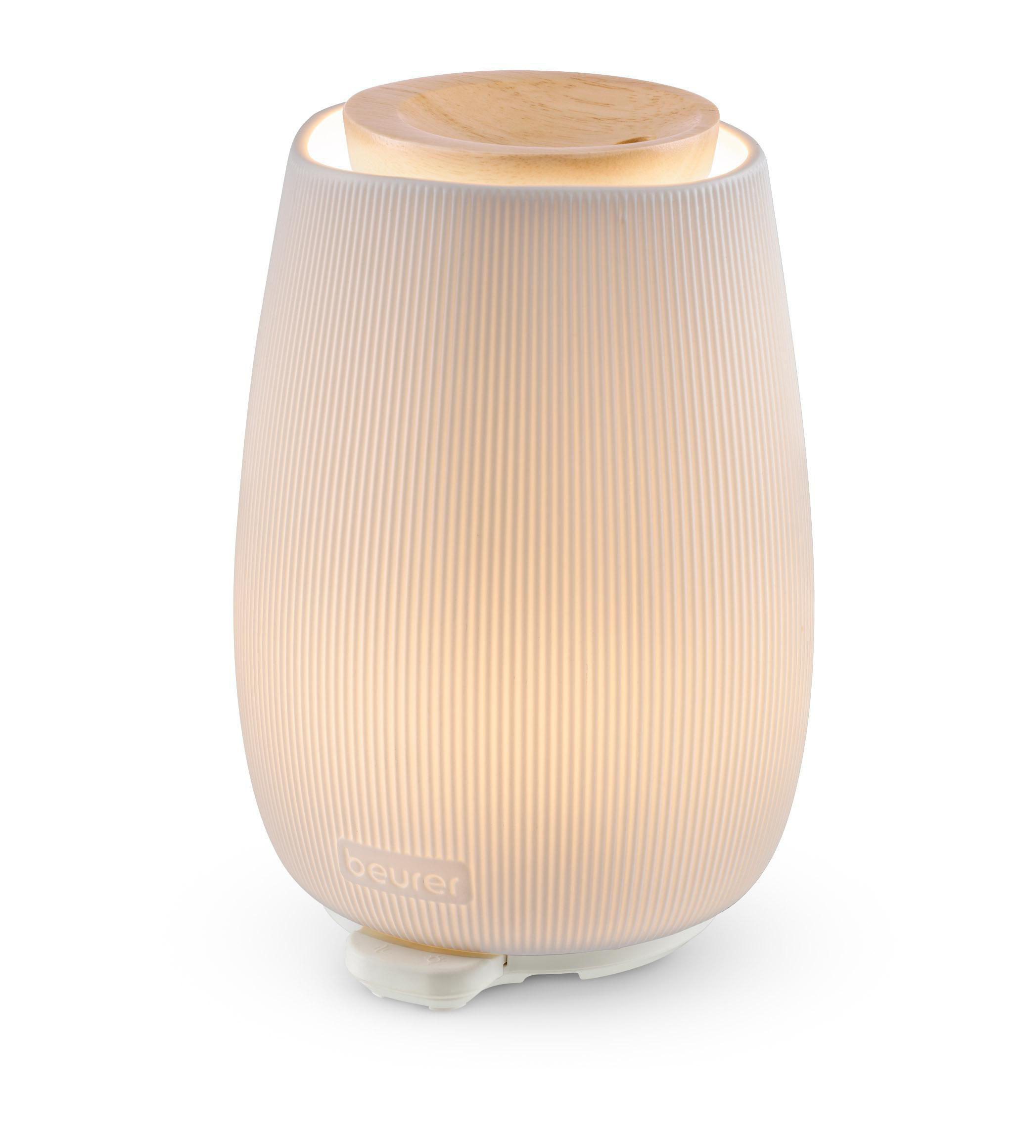 Weißer Aroma-Diffusor. Er hat eine Holzplatte und ein geripptes Design. Der Markenname 'beurer' ist sichtbar.