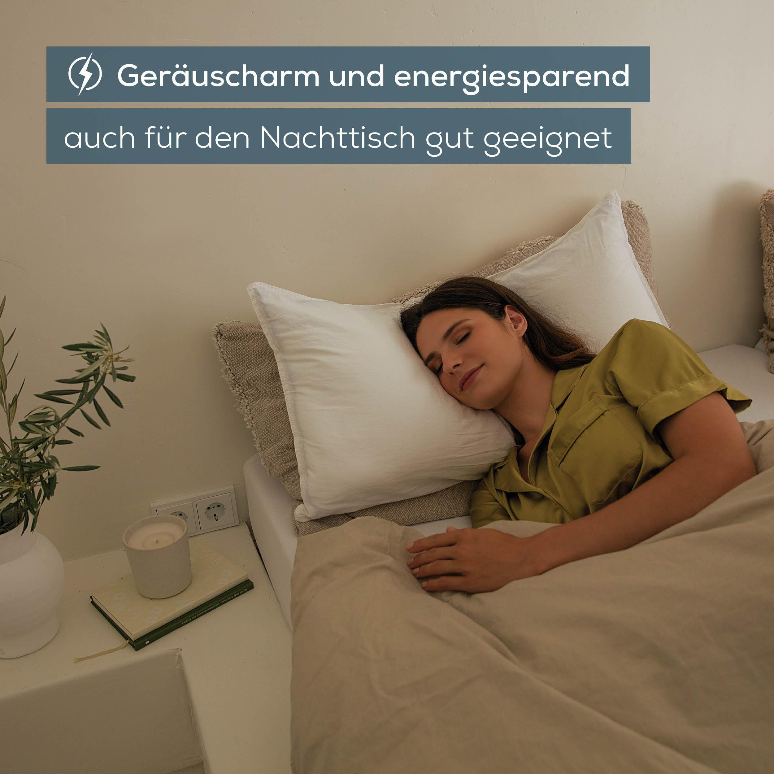 Eine Frau schläft im Bett. Auf dem Nachttisch stehen eine Kerze, Bücher und eine Vase mit Pflanzen. Text oben.