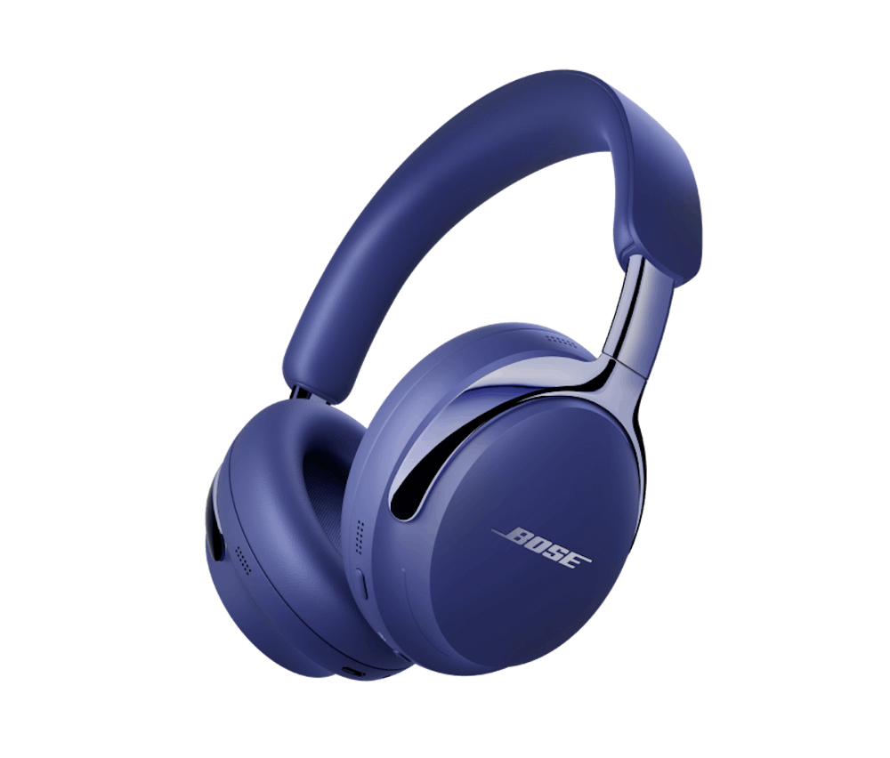 Auriculares Bose azules sobre fondo negro. Son de tipo diadema, con diadema y auriculares acolchados.