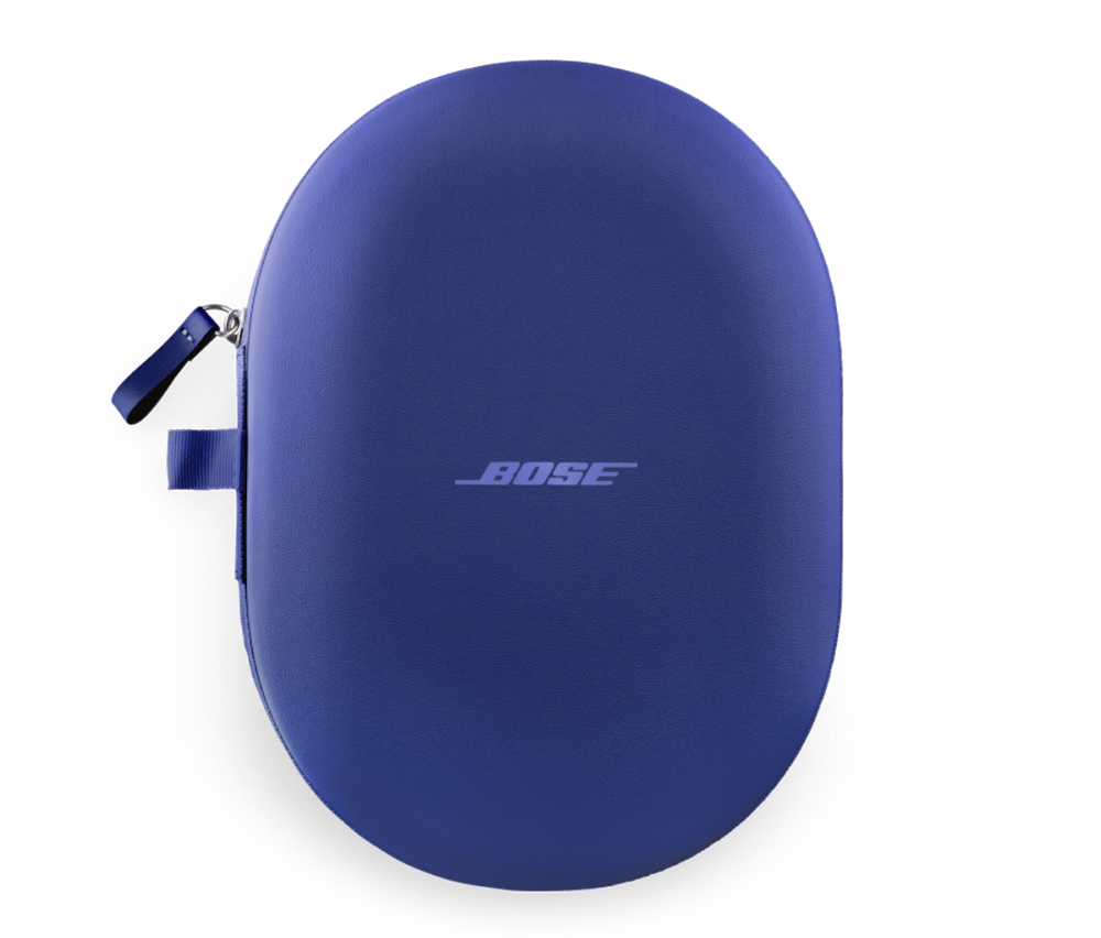 Una funda azul ovalada para auriculares Bose con el nombre de la marca. Tiene cremallera y asa pequeña.