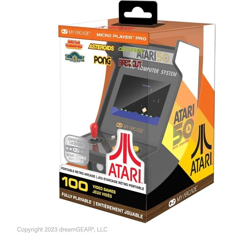 Una consola de juegos My Arcade Atari 50th Anniversary Micro Player Pro en una caja transparente. La consola tiene pantalla, joystick y botones.