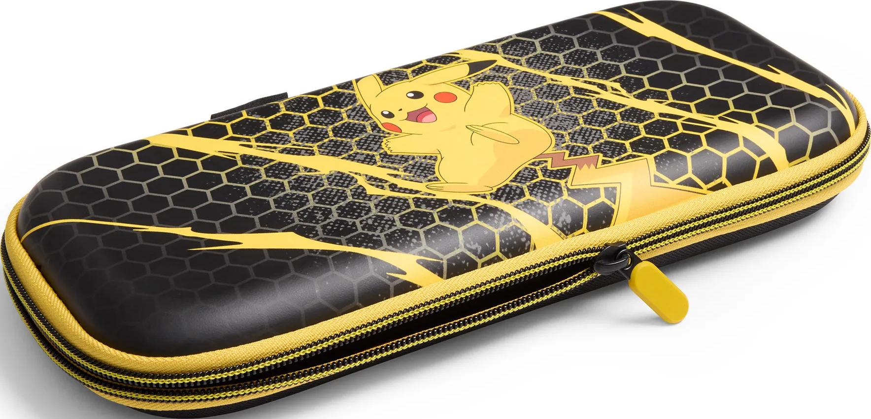 Eine schwarz-gelbe Pikachu Nintendo Switch-Hülle. Sie zeigt ein Pikachu-Design auf einem Wabenhintergrund mit gelbem Reißverschluss.