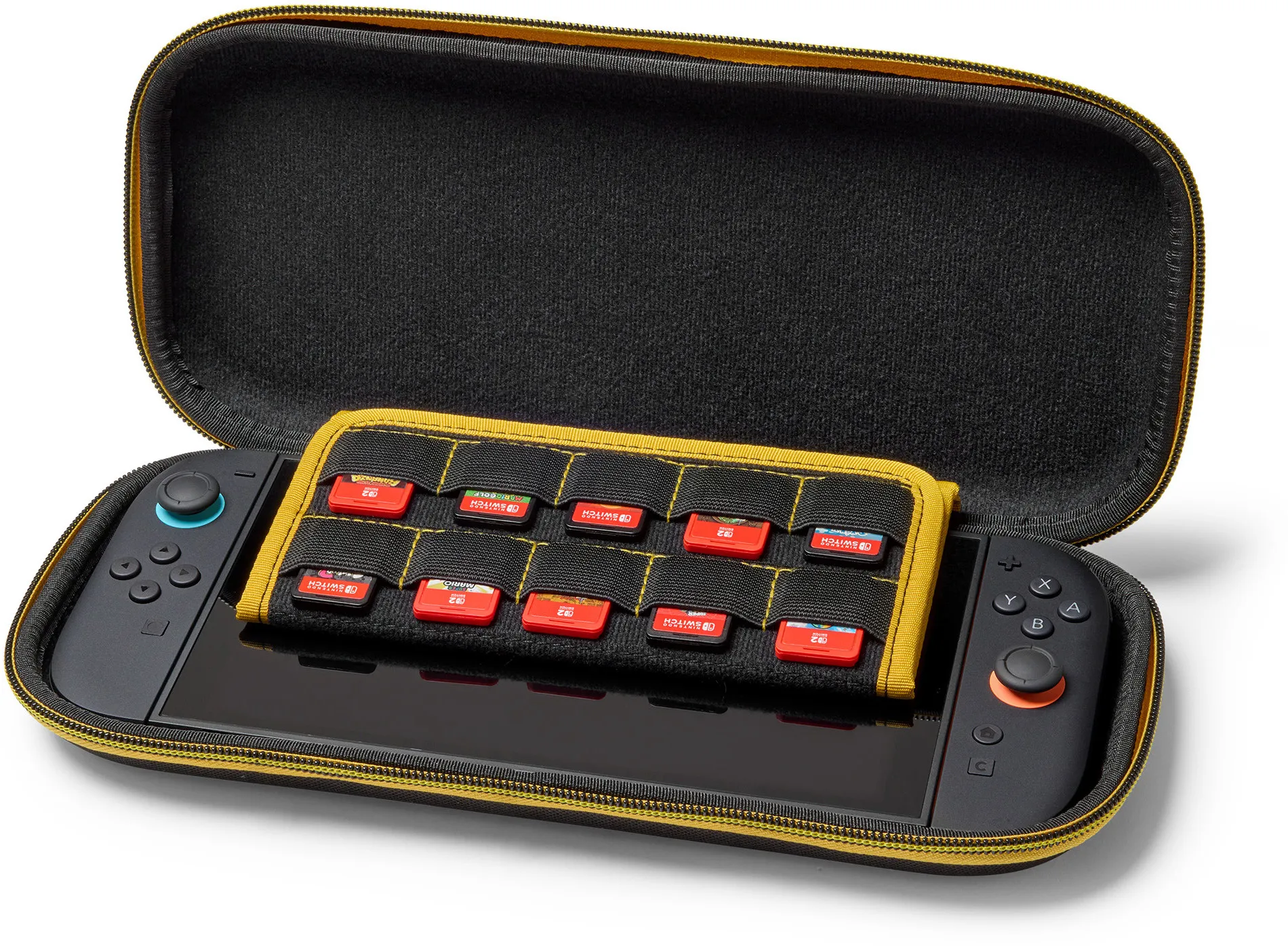 Offene schwarze Switch-Hülle mit gelbem Rand. Im Inneren befinden sich eine Switch-Konsole und Spielkassetten. Schwarze Controller mit farbigen Tasten.