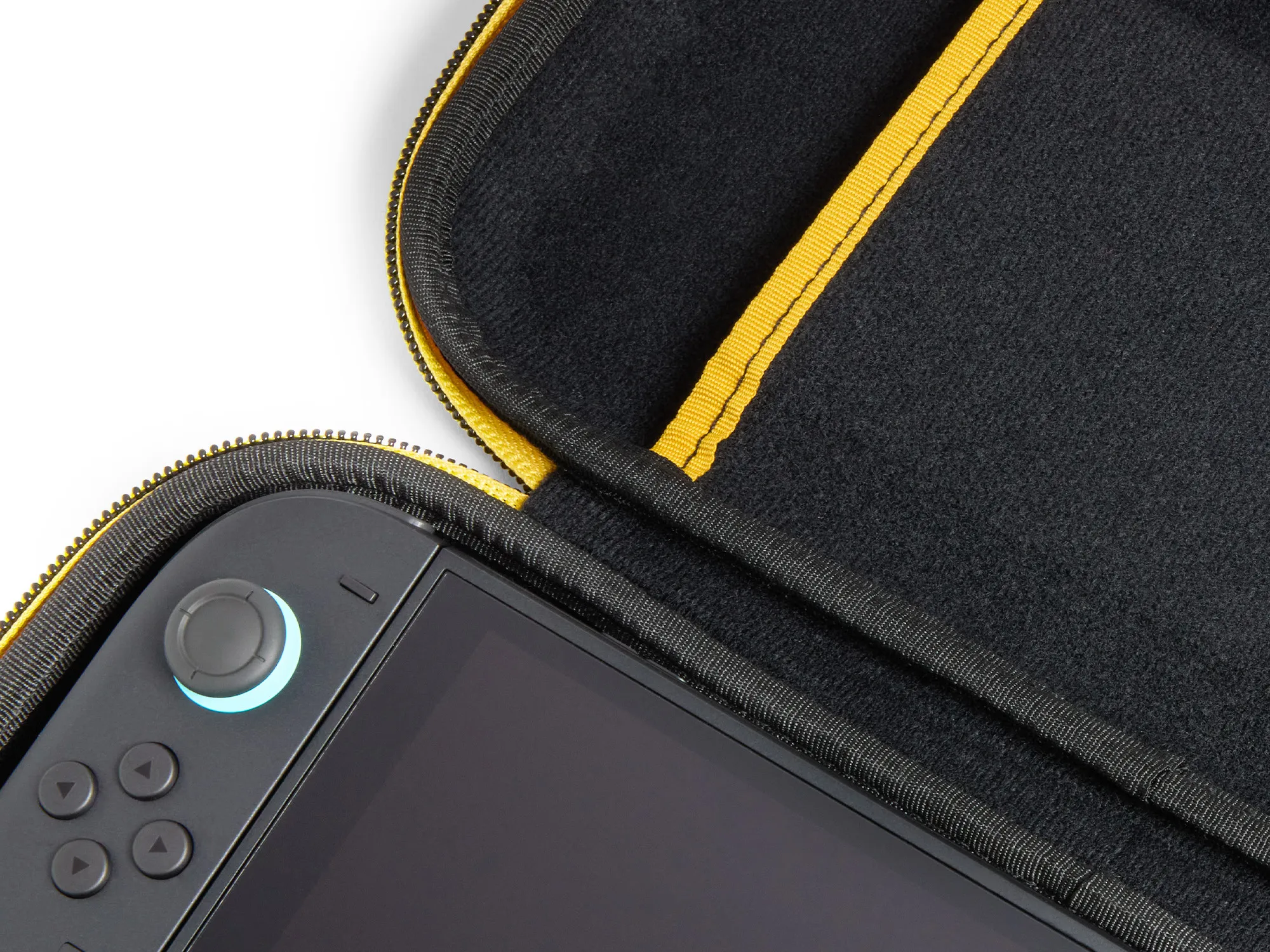 Eine schwarze Handheld-Konsole befindet sich teilweise in einem schwarzen Etui mit gelbem Reißverschluss. Der Bildschirm ist dunkel.