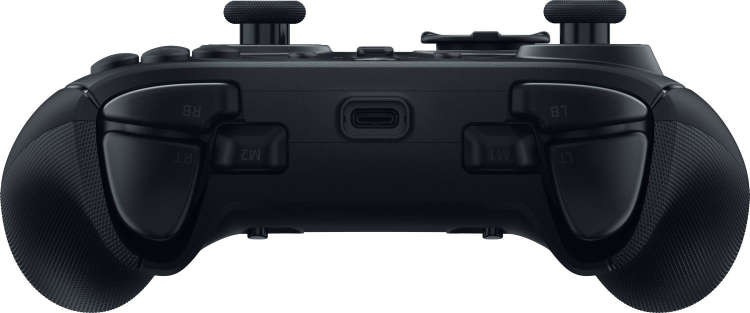 Un controller di gioco nero è centrato. Ha pulsanti, grilletti, joystick e una porta USB-C. Le impugnature hanno un motivo strutturato.