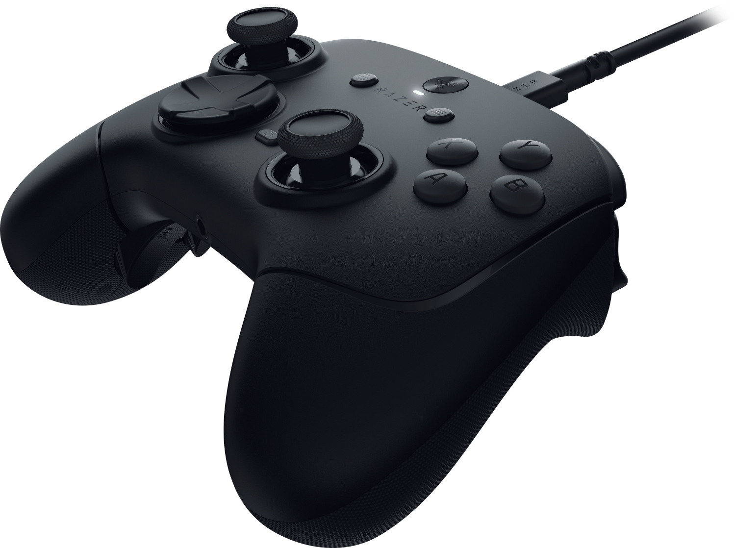 Controller Razer nero con pulsanti, joystick e cavo USB collegato. È angolato, mostrando l'impugnatura e i dettagli.