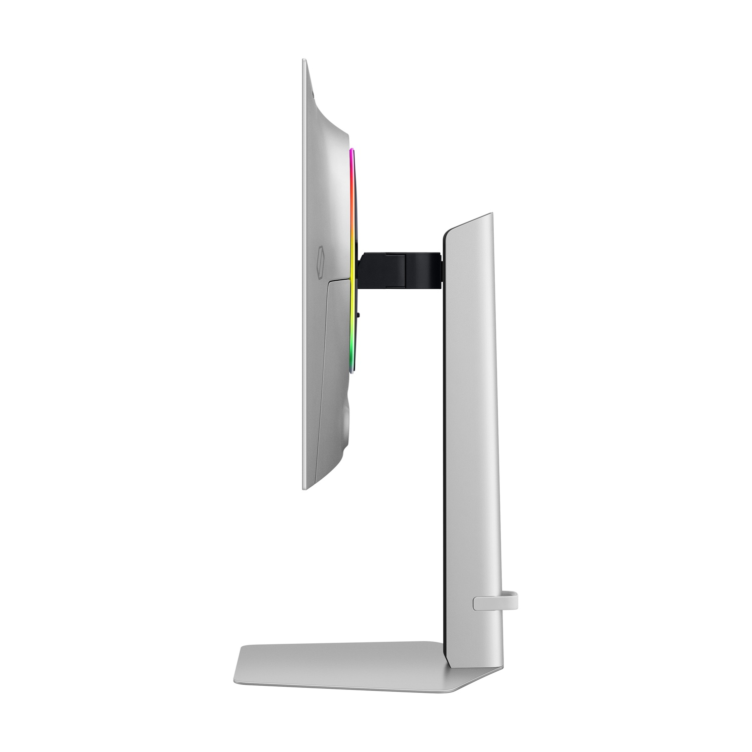 Vista laterale di un monitor di computer argentato con schermo curvo. Ha un supporto nero. Il monitor ha luci colorate.