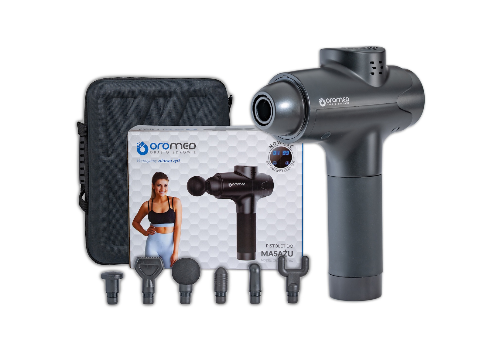 Pistolet do masażu z akcesoriami, pudełkiem i etui. Pistolet jest czarny, obok czarnego etui i pudełka z kobietą.