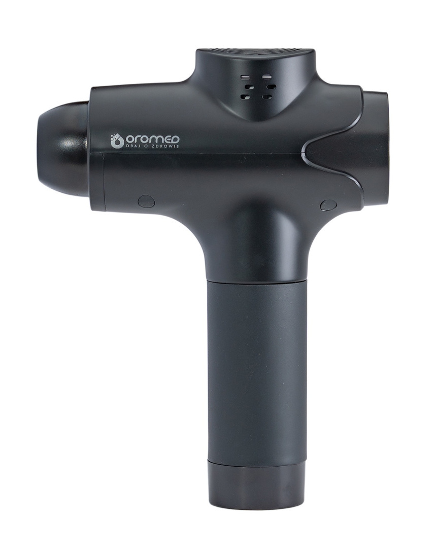 Czarny pistolet do masażu na białym tle. Ma kształt litery T z uchwytem. Nazwa marki jest widoczna na pistolecie.
