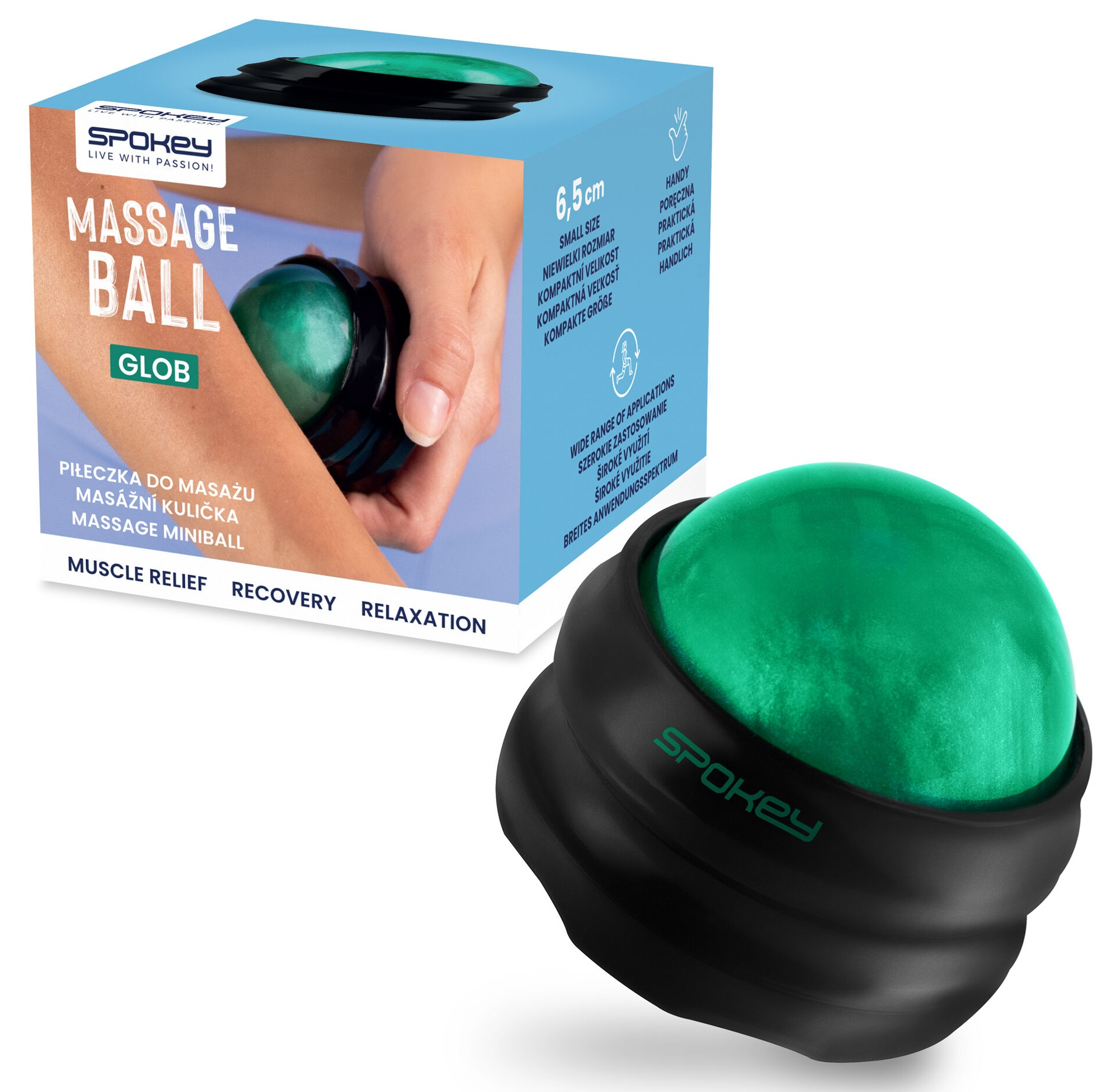 Piłka do masażu, zielona na górze i czarna na dole, jest wystawiona obok pudełka z marką Spokey.