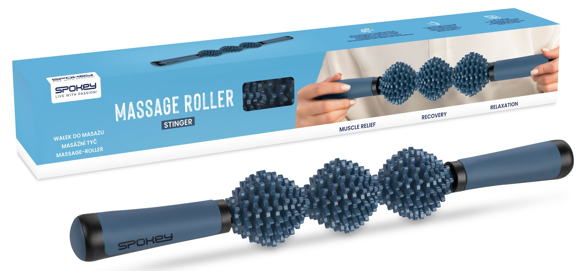 Zdjęcie przedstawia niebieski wałek do masażu z trzema kolczastymi kulkami, pudełko z tym samym wałkiem i napisem 'MASSAGE ROLLER'.