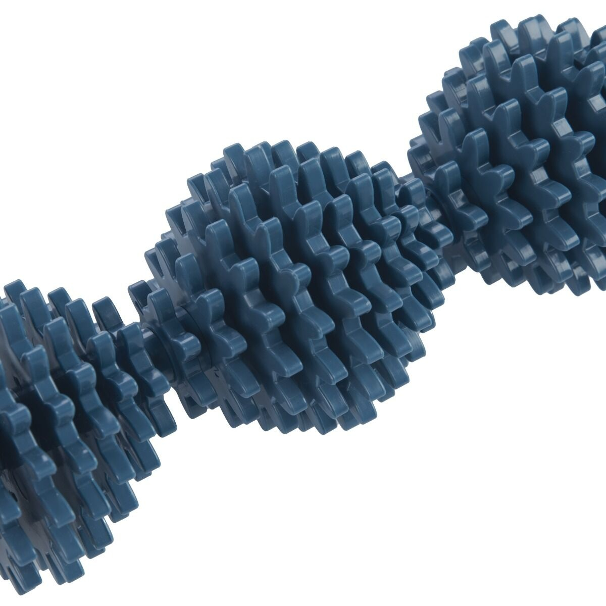 Zbliżenie niebieskiego wałka do masażu z teksturowanymi zębatkami na białym tle.