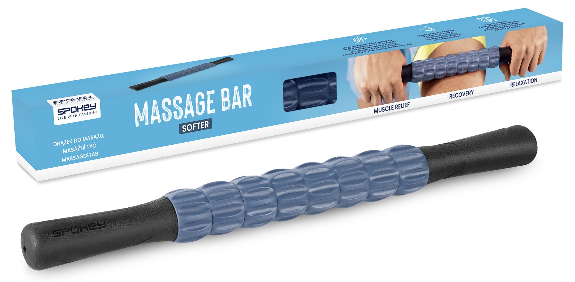 Niebieski wałek do masażu z czarnymi uchwytami i niebieskie pudełko z nazwą produktu i osobą, która go używa.