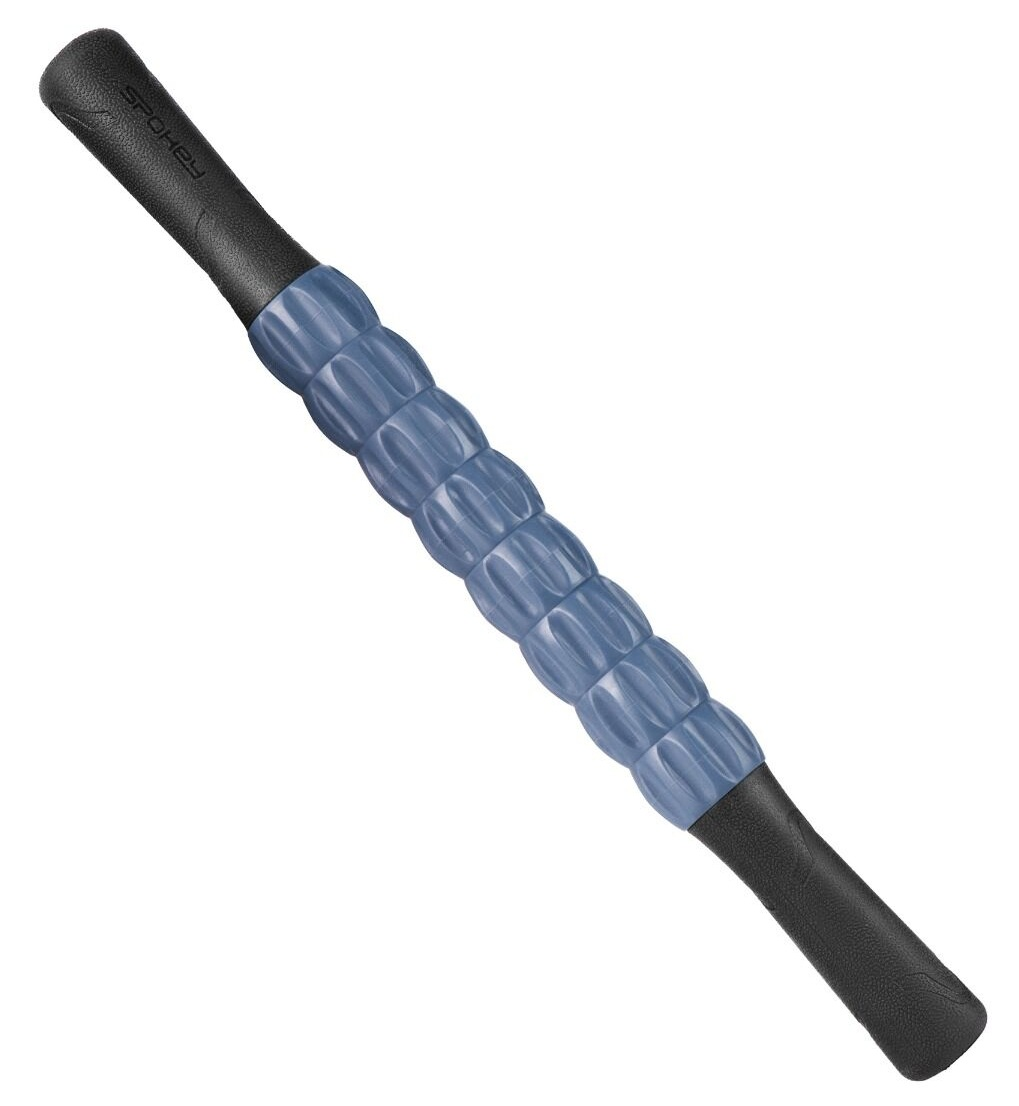 Niebiesko-czarny wałek do masażu. Wałek ma szereg niebieskich segmentów pośrodku i czarne uchwyty na każdym końcu.