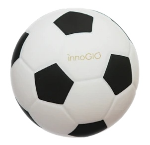 Biało-czarna piłka nożna z napisem 'innoGIO'.