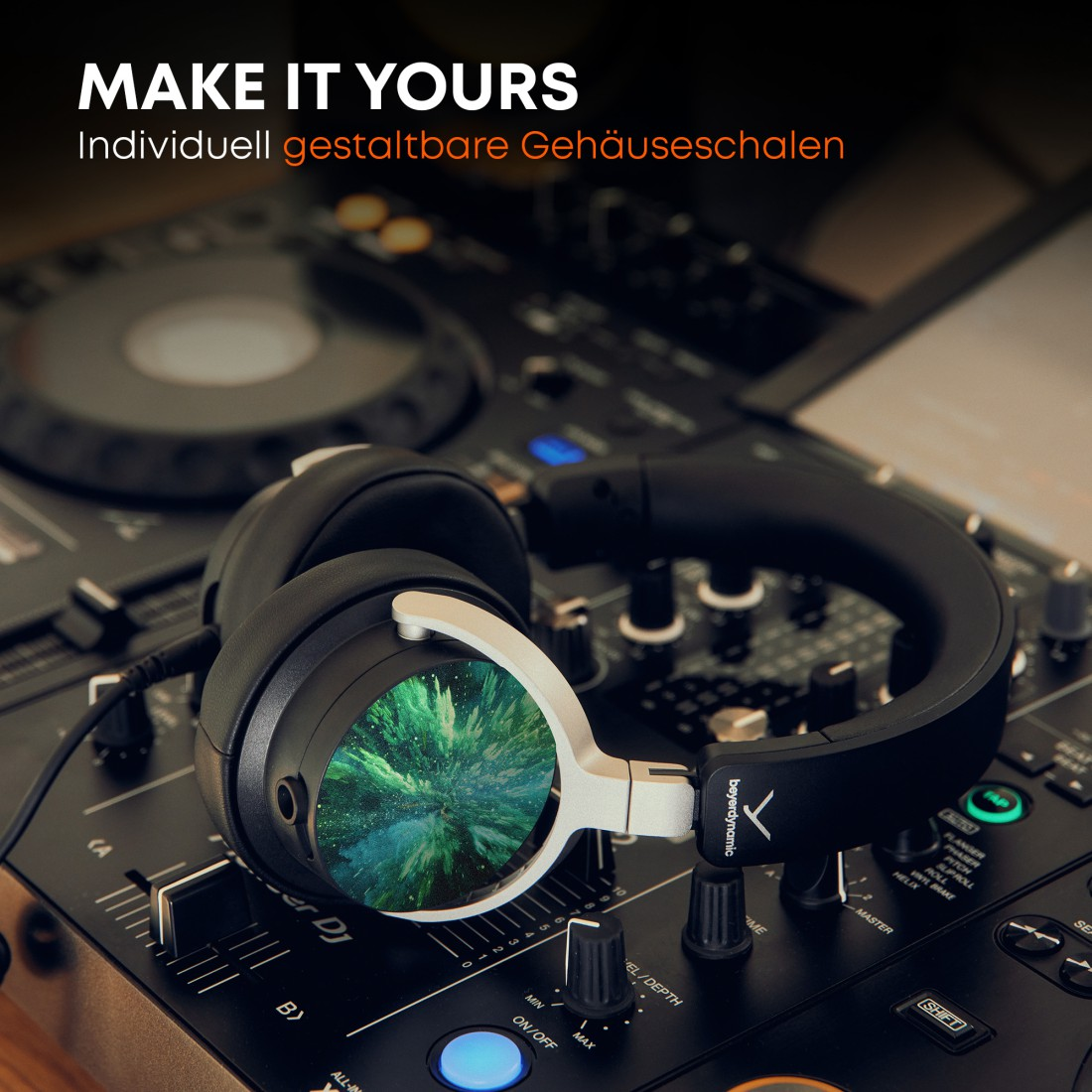 Kopfhörer mit Galaxiemotiv auf einem DJ-Mixer. Der Text oben lautet 'MAKE IT YOURS'.