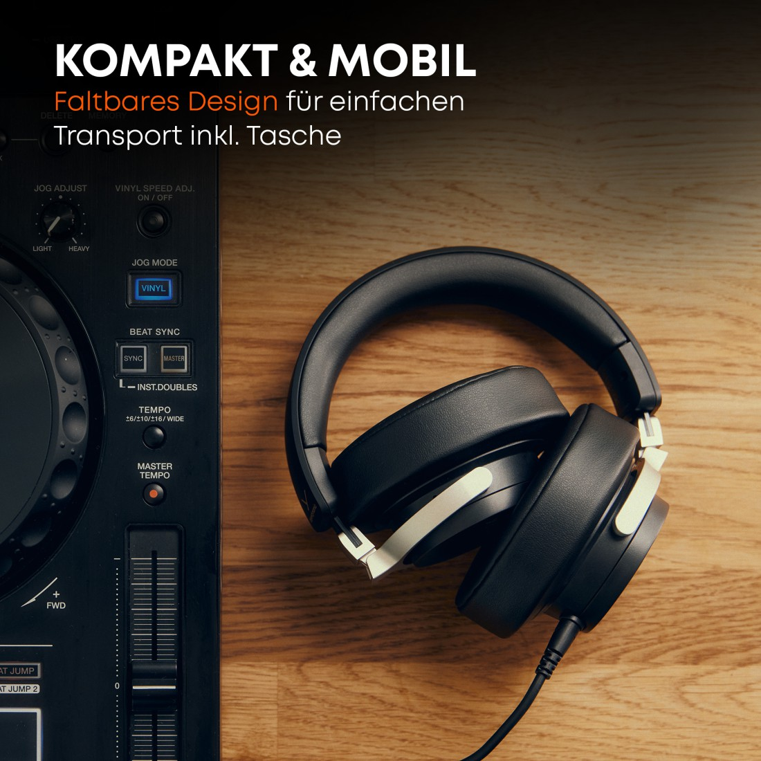 Schwarze Kopfhörer auf Holzoberfläche neben einem DJ-Controller. Text: 'KOMPAKT & MOBIL' und 'Faltbares Design'.
