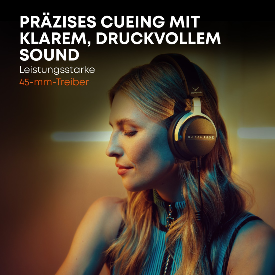 Eine Frau mit Kopfhörern, geschlossenen Augen, mit Text zur Klangqualität. Der Hintergrund ist ein Gradient aus Orange und Blau.