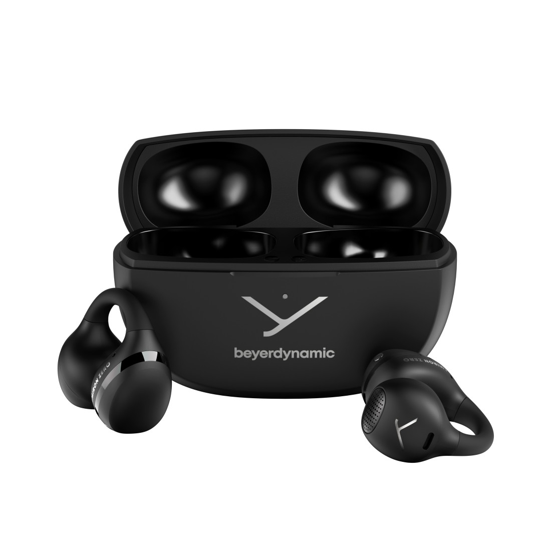 Schwarze Beyerdynamic-Ohrhörer und Ladecase auf weißem Hintergrund. Ohrhörer befinden sich in der Nähe des Cases. Der Deckel des Cases ist geöffnet.