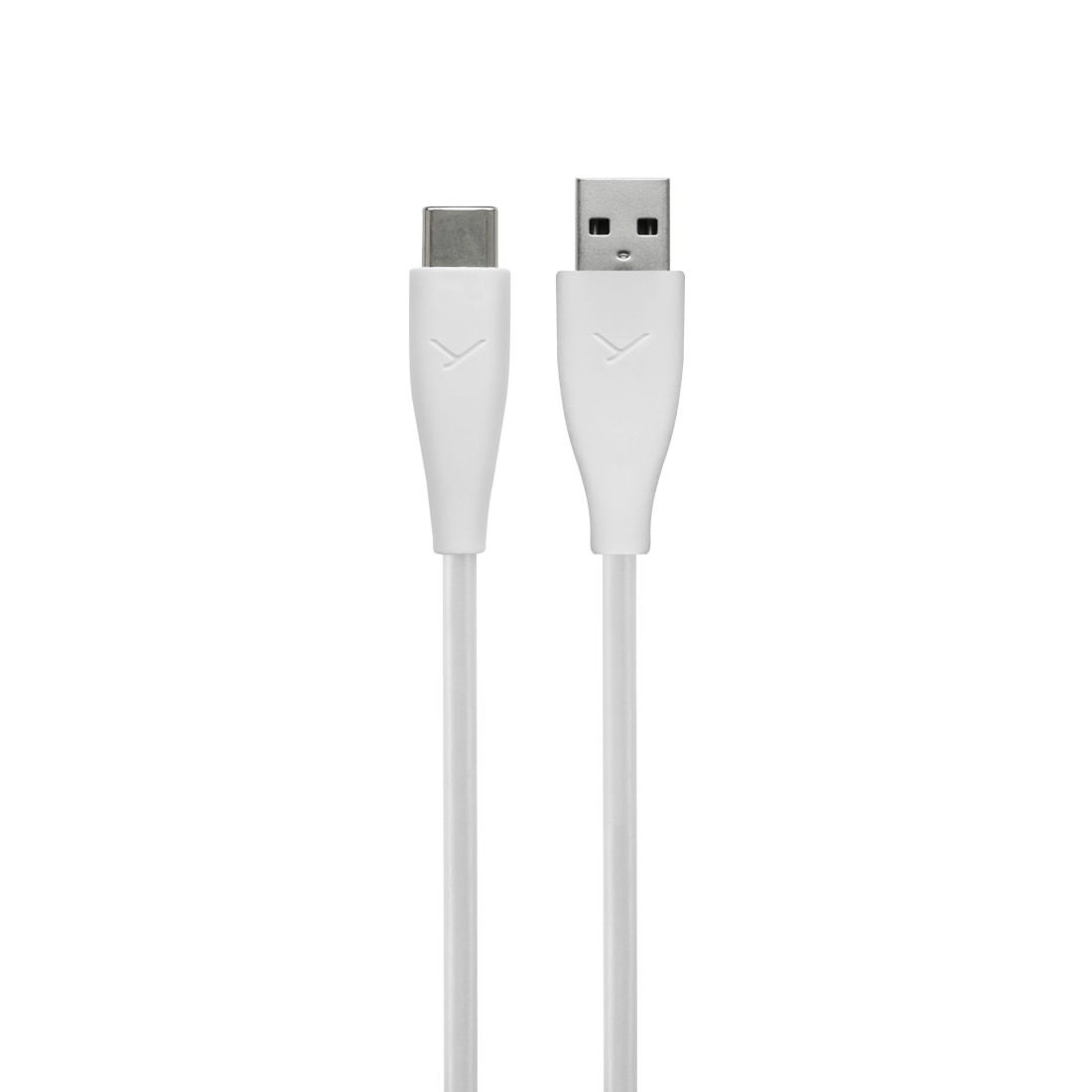 Zwei weiße USB-Kabel, eines mit einem USB-C-Anschluss und das andere mit einem USB-A-Anschluss, sind vertikal vor weißem Hintergrund platziert.