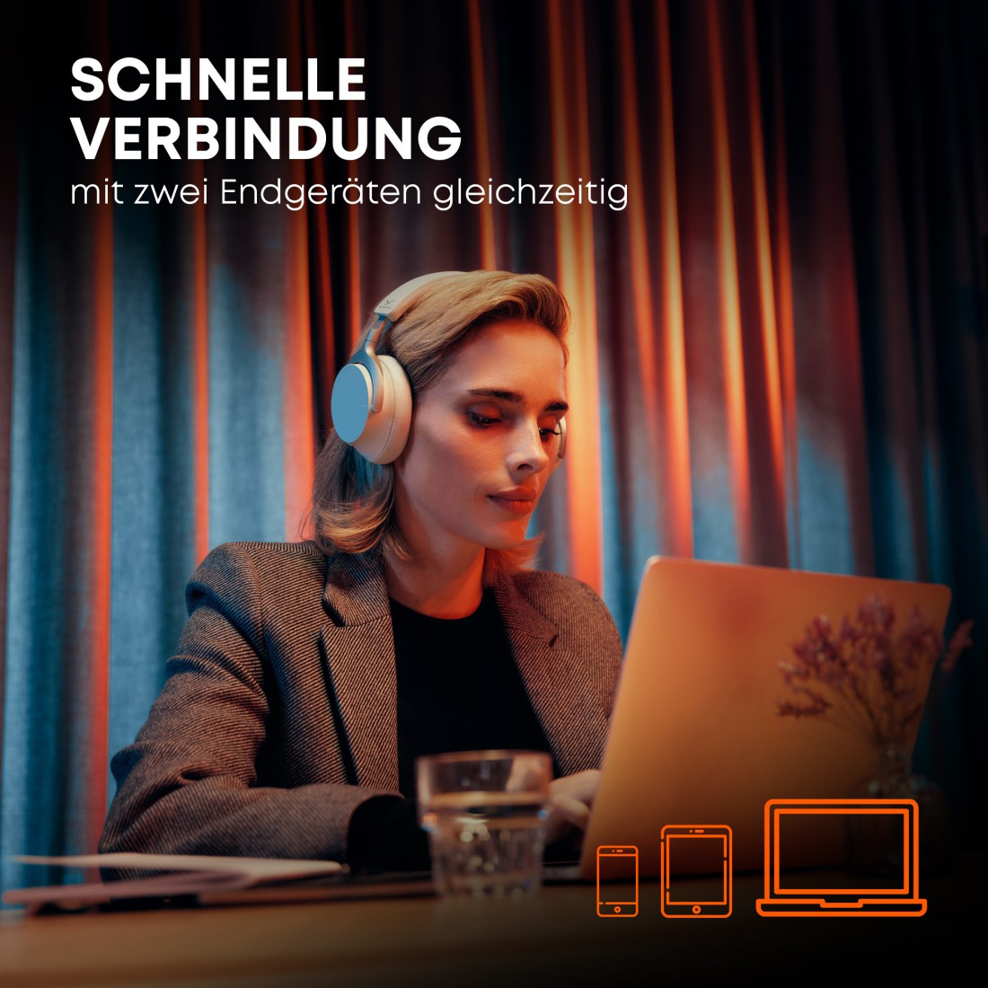 Frau mit Kopfhörern, arbeitet am Laptop. Text sagt 'SCHNELLE VERBINDUNG'. Symbole für Telefon, Tablet und Laptop werden angezeigt.