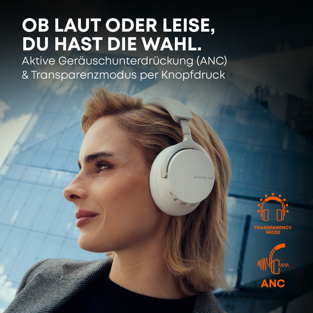 Frau mit weißen Kopfhörern, blickt nach links. Text: 'OB LAUT ODER LEISE, DU HAST DIE WAHL.' 'ANC' und 'Transparenzmodus'-Symbole sind sichtbar.