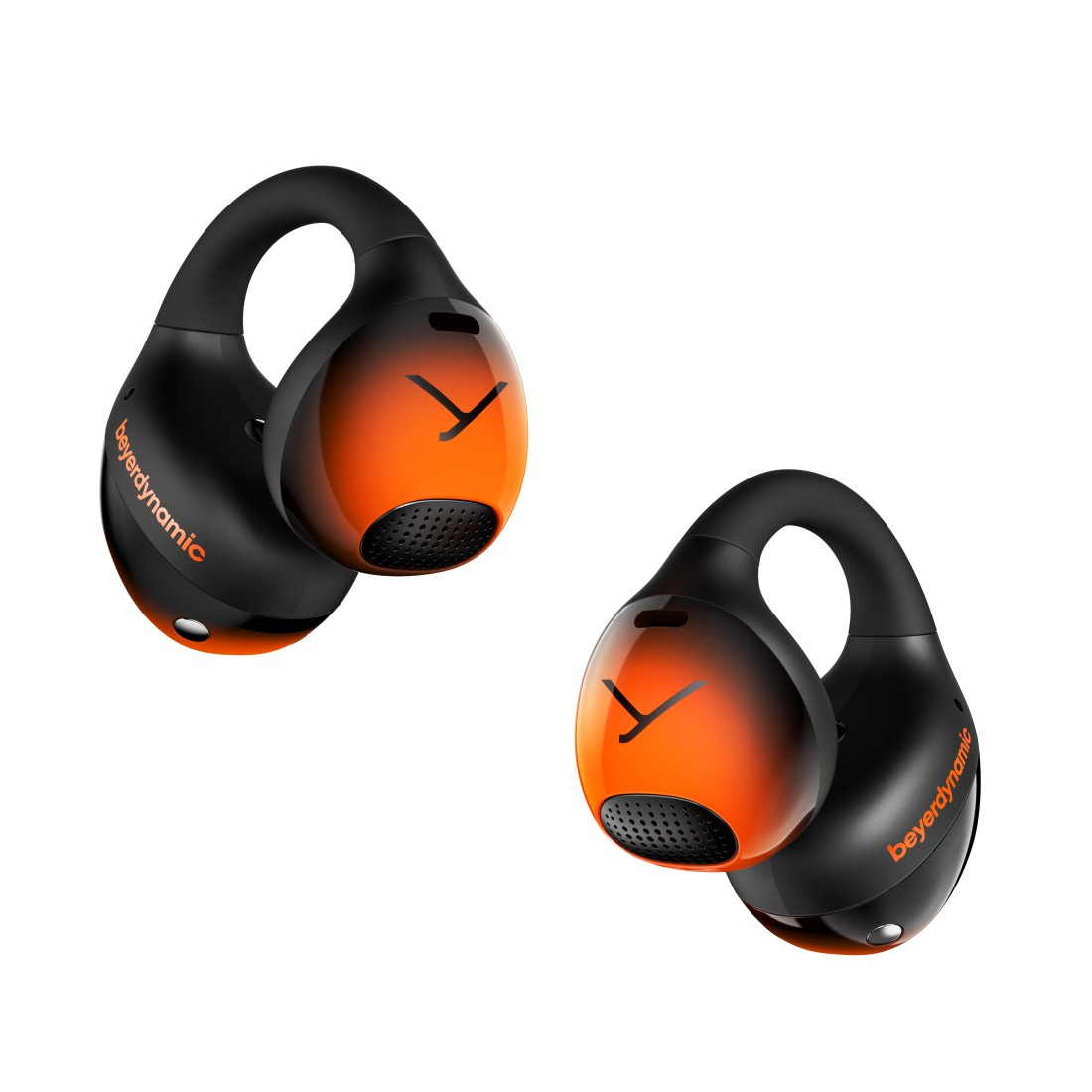 Zwei schwarze und orangefarbene Beyerdynamic-Ohrhörer. Jeder hat einen gebogenen Haken und ein abgerundetes orangefarbenes Ohrstück mit dem Markenlogo.