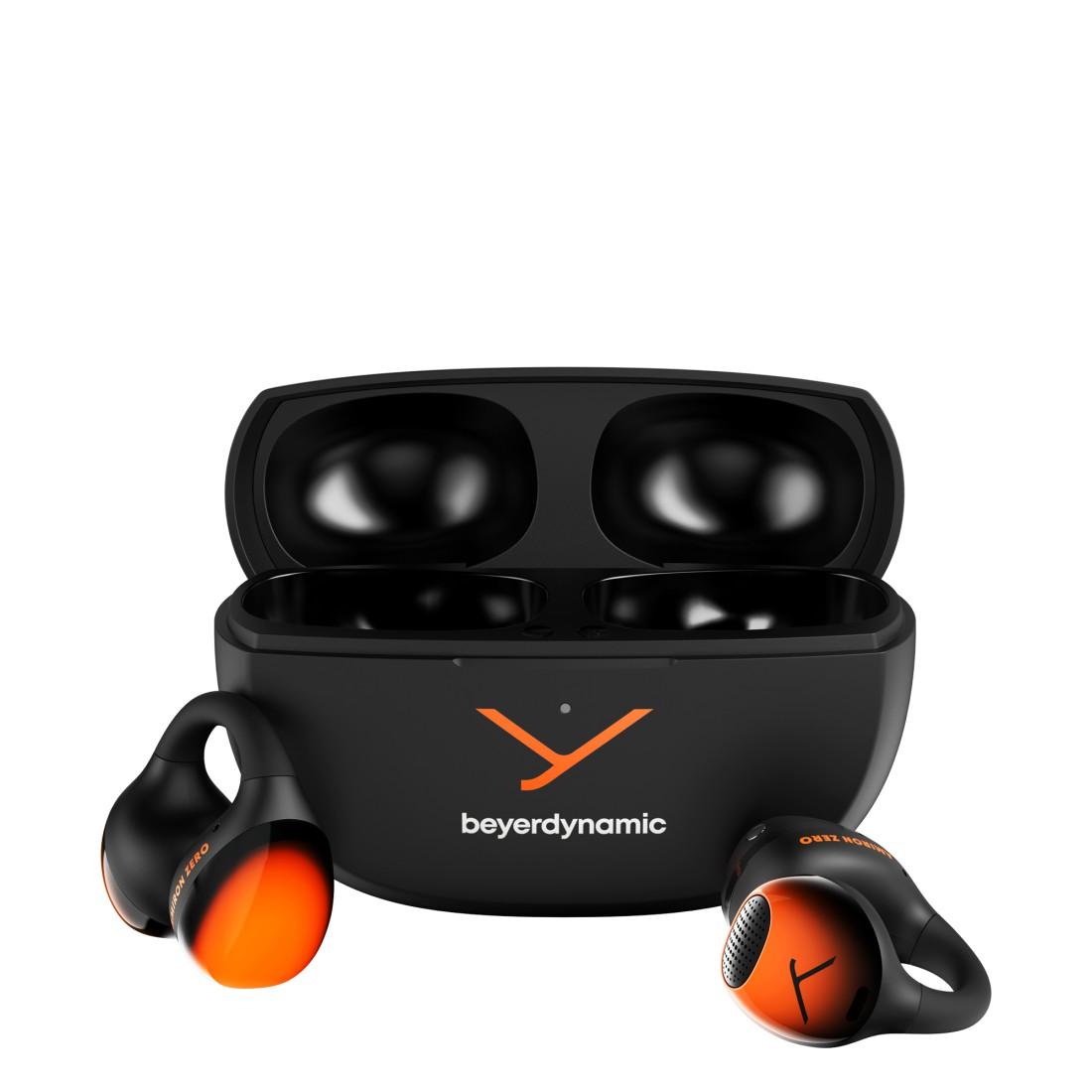 Schwarze Beyerdynamic-Ohrhörer und Ladeetui. Die Ohrhörer sind schwarz und orange. Das Etui ist schwarz mit orangefarbenem Logo und Markennamen.
