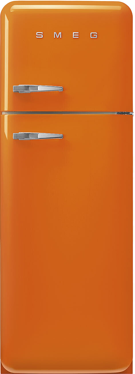 Ein orangefarbener Smeg-Kühlschrank. Er hat zwei Türen mit Chromgriffen und den Markennamen oben.