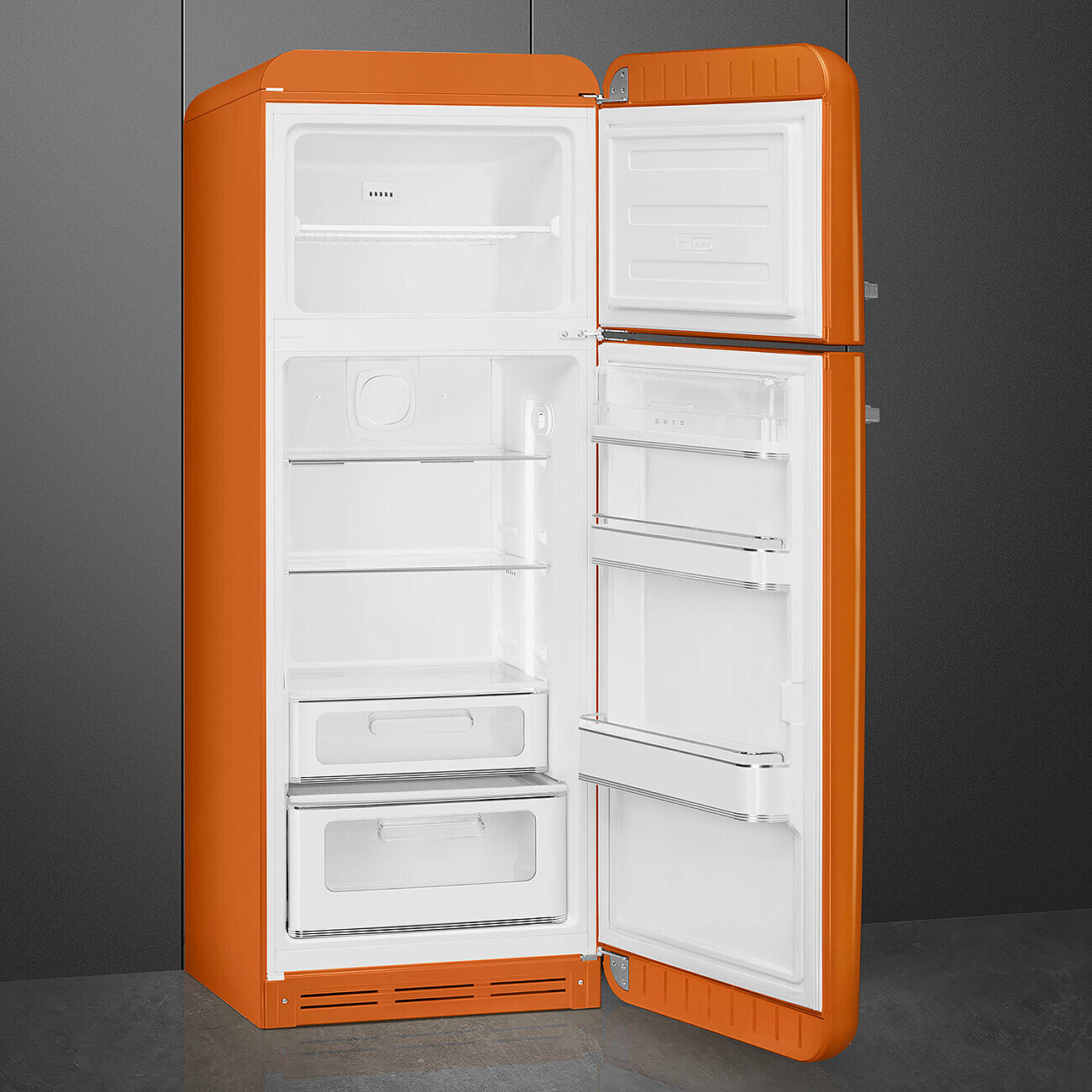 Ein orangefarbener Retro-Kühlschrank mit geöffneten Türen, der weiße Innenräume freigibt. Der Hintergrund ist eine dunkelgraue Wand und ein grauer Boden.