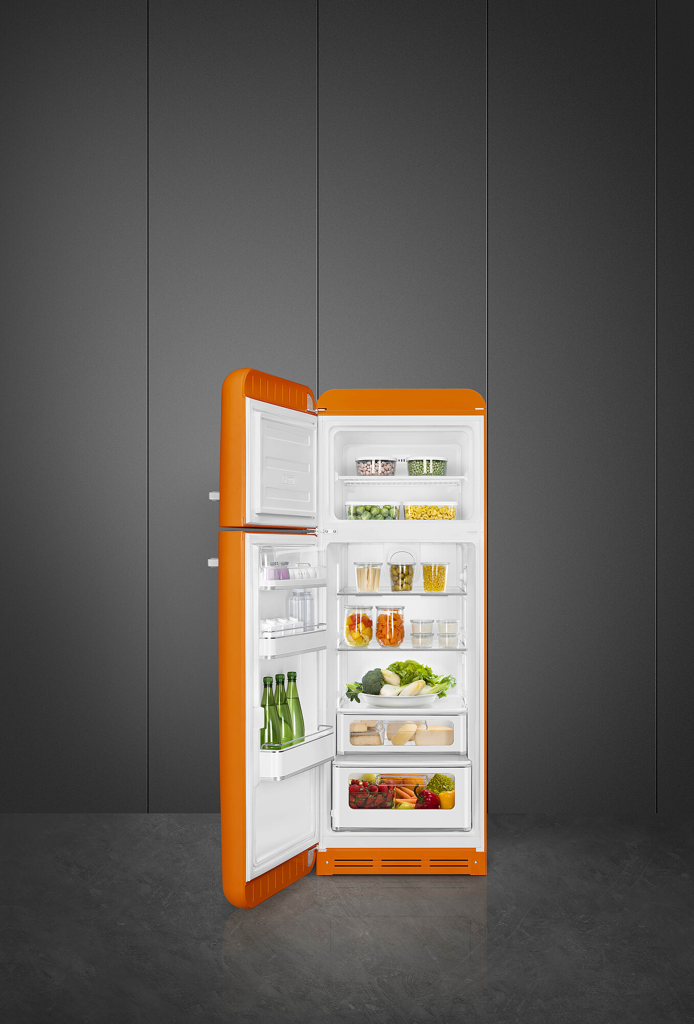 Ein offener orangefarbener Kühlschrank mit Lebensmitteln. Der Hintergrund ist eine graue Wand und ein grauer Boden.