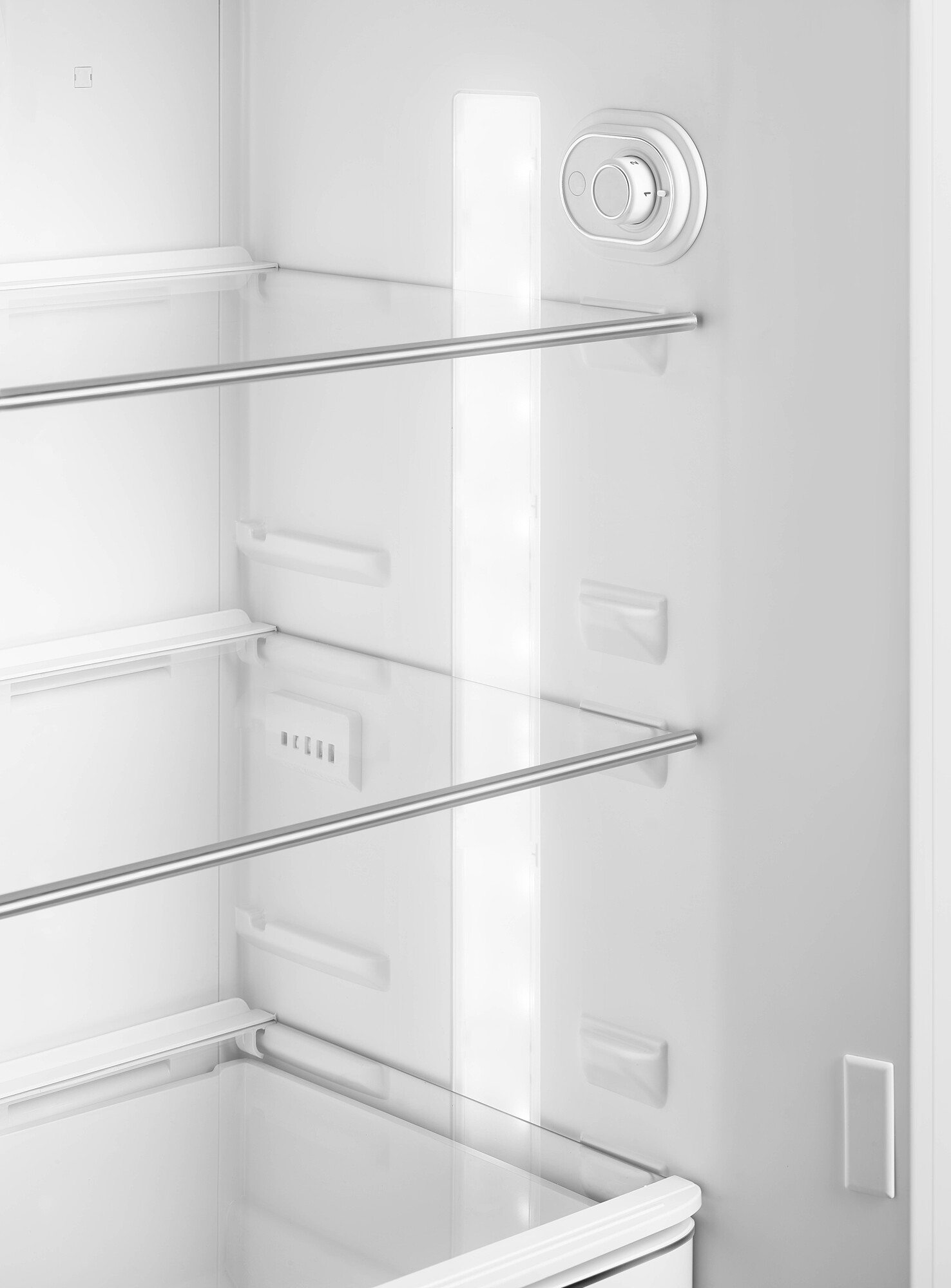 In einem weißen Kühlschrank sind Regale und eine Lichtleiste zu sehen. Ein Bedienknopf und kleine Fächer befinden sich an der Seite.