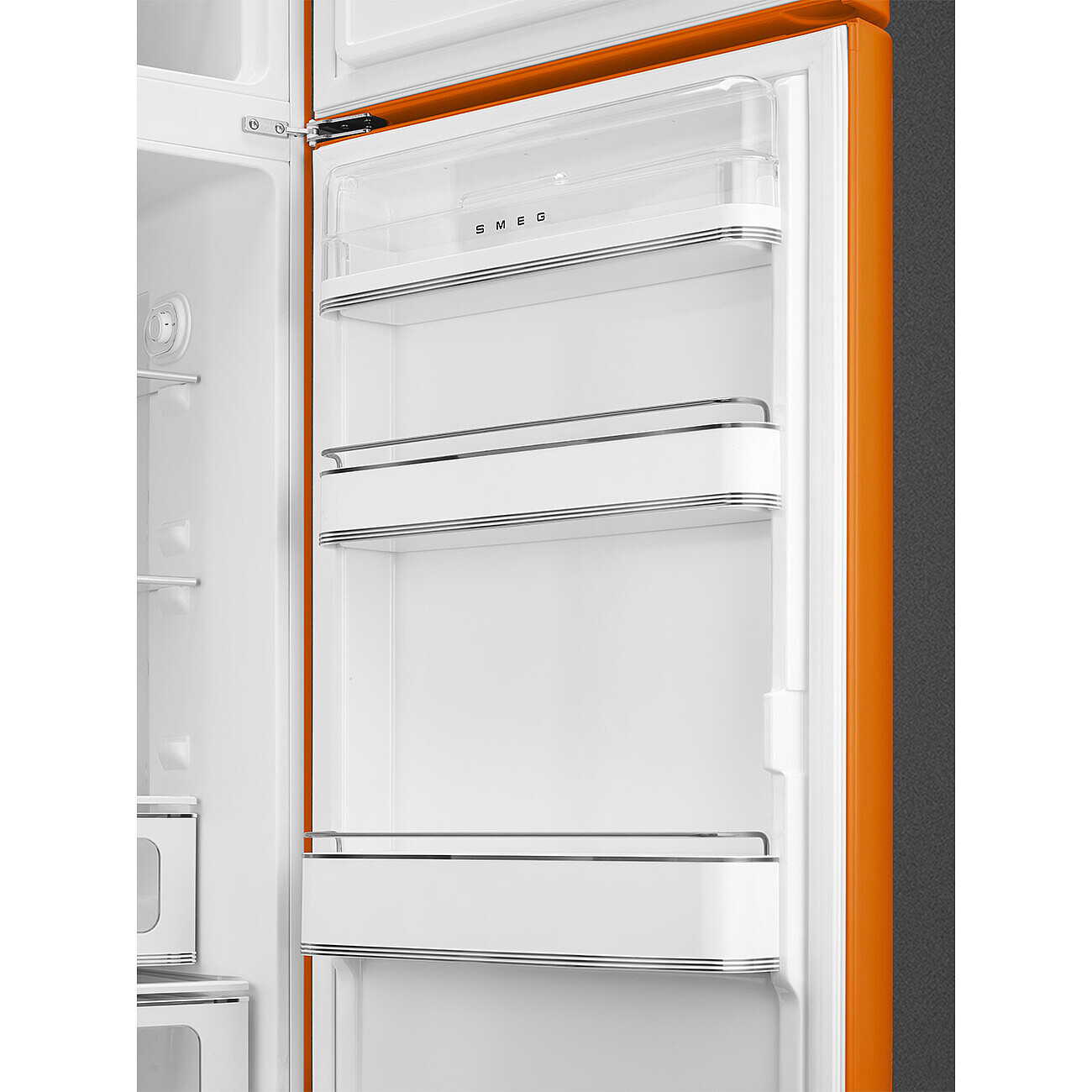 Offener, orangener Smeg-Kühlschrank mit weißem Innenraum. Regale und Tür sind sichtbar. Der Markenname SMEG steht oben.