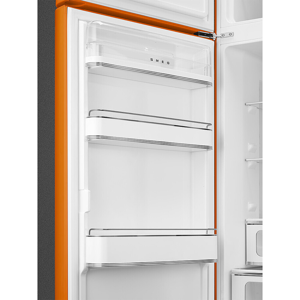 Offener oranger SMEG-Kühlschrank. Der Innenraum hat weiße Regale mit Chromleisten. Die Tür ist offen.