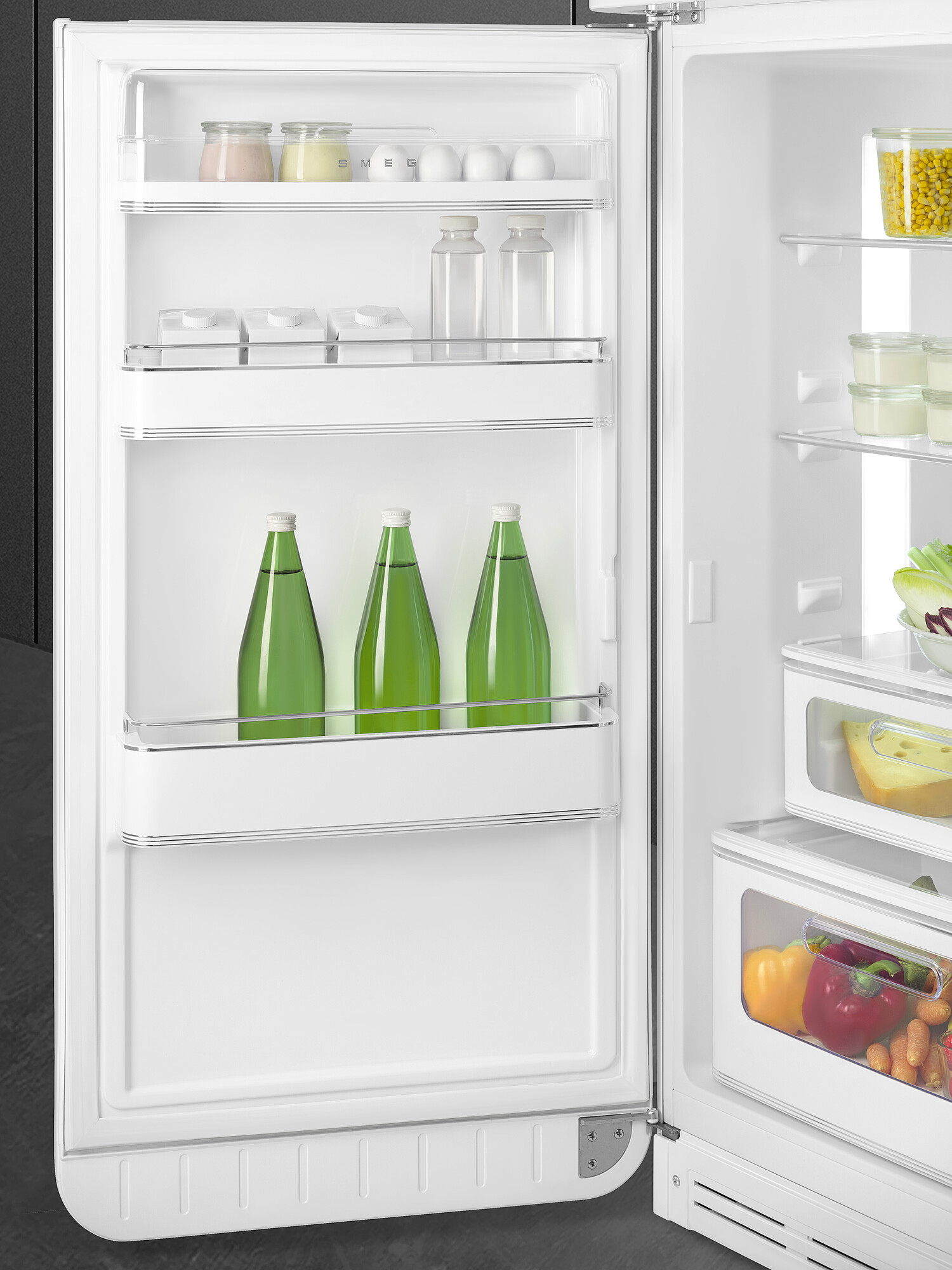 Offener weißer Kühlschrank mit Lebensmitteln: Flaschen, Eier, Gläser, Gemüse. Rechte Tür offen.